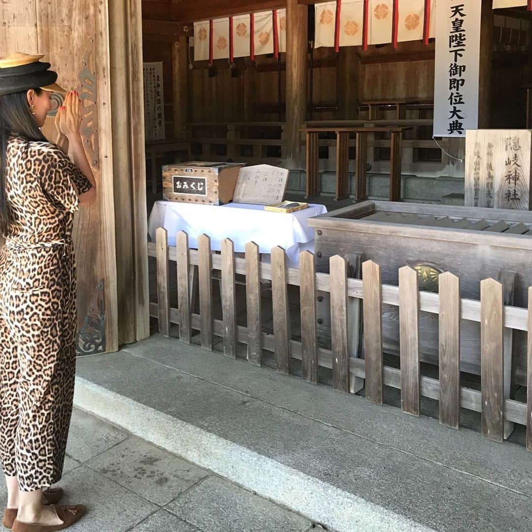 レイヤマダさんのインスタグラム写真 - (レイヤマダInstagram)「隠岐の島は島前 海士町(あまちょう)。後鳥羽上皇が流された島です。ここ隠岐神社には後鳥羽上皇が眠っています。鳥羽一郎じゃないからね。 オフィスレイヤマダで銅板奉納してきました！ 隠れ狛犬も発見！なんと子連れ狛犬なのです。🐕ここの狛犬は出雲型狛犬といって、後ろ足がぴーんと伸びています。 マンホールに描かれるのは海士町の民謡「キンニャモニャ節」。両手にしゃもじを持って踊るそうです🍚 「キン（男）も、ニャ（女）も、モニャ（文無し）」とか、「キン（金）も、ニャ（女）も大好きだけど、モニャ（文無し）になった」とか、いろんな意味があるそうな！後者がいいな😜 水田の美しい風景の中に佇むのは清水寺のお地蔵様。ここには日本名水百選に選ばれた「天川の水」が湧き出ています。まぁるく清いおいしいお水でした。ここで見つけたのは「西國三拾三ヶ所」の文字。なんとここは「曽根崎心中」で私が演じたお初が、恋参りに巡った西国33ヶ所のひとつ 清水寺の分家でした！ 🎼さいごくーさんじゅうさんかしょを めぐりーめぐってホーイホイ  #隠岐の島 #隠岐ユネスコ世界ジオパーク #ジオパーク #島根県 #親善大使 #レイタビ #島前 #海士町 #隠岐神社 #後鳥羽上皇 #出雲型狛犬 #キンニャモニャ #清水寺 #天川の水 #西国三十三所」5月25日 11時46分 - rayyamada_dayo
