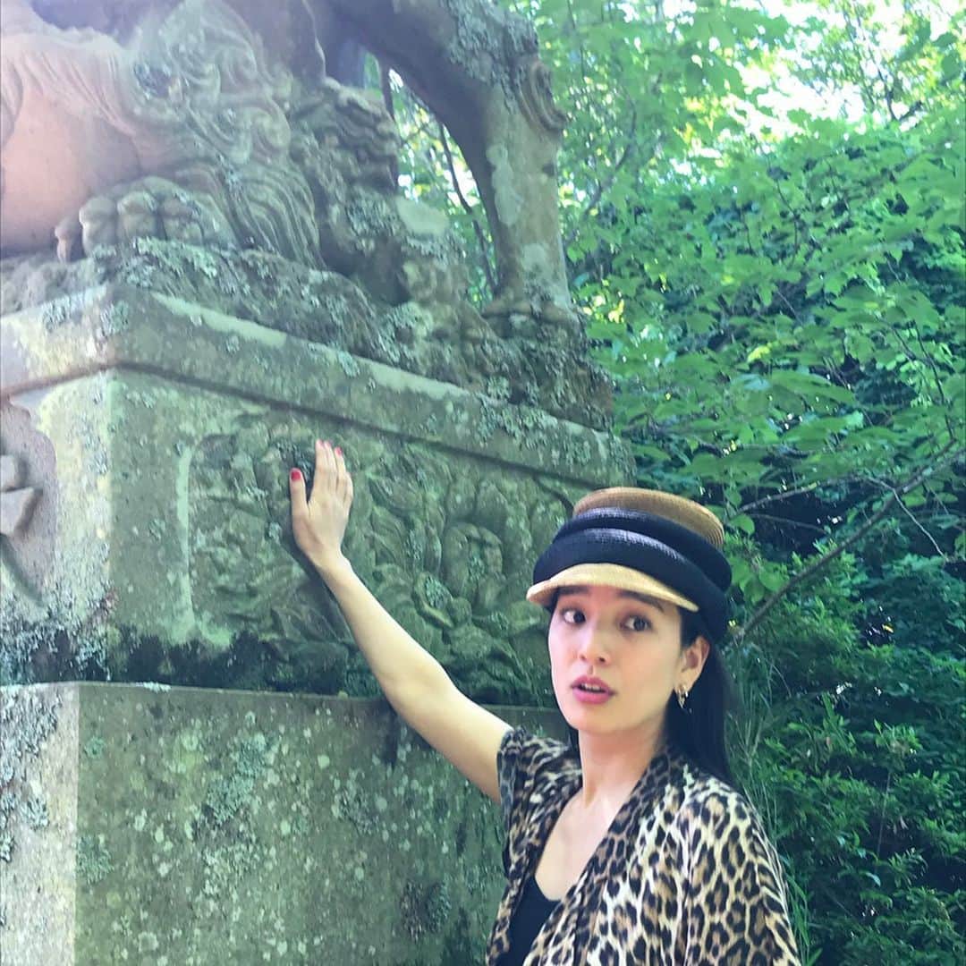 レイヤマダさんのインスタグラム写真 - (レイヤマダInstagram)「隠岐の島は島前 海士町(あまちょう)。後鳥羽上皇が流された島です。ここ隠岐神社には後鳥羽上皇が眠っています。鳥羽一郎じゃないからね。 オフィスレイヤマダで銅板奉納してきました！ 隠れ狛犬も発見！なんと子連れ狛犬なのです。🐕ここの狛犬は出雲型狛犬といって、後ろ足がぴーんと伸びています。 マンホールに描かれるのは海士町の民謡「キンニャモニャ節」。両手にしゃもじを持って踊るそうです🍚 「キン（男）も、ニャ（女）も、モニャ（文無し）」とか、「キン（金）も、ニャ（女）も大好きだけど、モニャ（文無し）になった」とか、いろんな意味があるそうな！後者がいいな😜 水田の美しい風景の中に佇むのは清水寺のお地蔵様。ここには日本名水百選に選ばれた「天川の水」が湧き出ています。まぁるく清いおいしいお水でした。ここで見つけたのは「西國三拾三ヶ所」の文字。なんとここは「曽根崎心中」で私が演じたお初が、恋参りに巡った西国33ヶ所のひとつ 清水寺の分家でした！ 🎼さいごくーさんじゅうさんかしょを めぐりーめぐってホーイホイ  #隠岐の島 #隠岐ユネスコ世界ジオパーク #ジオパーク #島根県 #親善大使 #レイタビ #島前 #海士町 #隠岐神社 #後鳥羽上皇 #出雲型狛犬 #キンニャモニャ #清水寺 #天川の水 #西国三十三所」5月25日 11時46分 - rayyamada_dayo