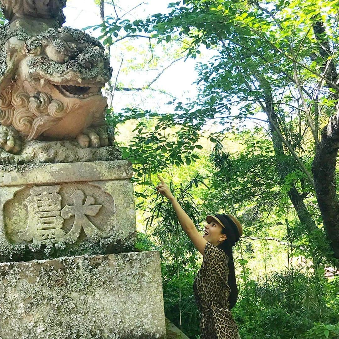 レイヤマダさんのインスタグラム写真 - (レイヤマダInstagram)「隠岐の島は島前 海士町(あまちょう)。後鳥羽上皇が流された島です。ここ隠岐神社には後鳥羽上皇が眠っています。鳥羽一郎じゃないからね。 オフィスレイヤマダで銅板奉納してきました！ 隠れ狛犬も発見！なんと子連れ狛犬なのです。🐕ここの狛犬は出雲型狛犬といって、後ろ足がぴーんと伸びています。 マンホールに描かれるのは海士町の民謡「キンニャモニャ節」。両手にしゃもじを持って踊るそうです🍚 「キン（男）も、ニャ（女）も、モニャ（文無し）」とか、「キン（金）も、ニャ（女）も大好きだけど、モニャ（文無し）になった」とか、いろんな意味があるそうな！後者がいいな😜 水田の美しい風景の中に佇むのは清水寺のお地蔵様。ここには日本名水百選に選ばれた「天川の水」が湧き出ています。まぁるく清いおいしいお水でした。ここで見つけたのは「西國三拾三ヶ所」の文字。なんとここは「曽根崎心中」で私が演じたお初が、恋参りに巡った西国33ヶ所のひとつ 清水寺の分家でした！ 🎼さいごくーさんじゅうさんかしょを めぐりーめぐってホーイホイ  #隠岐の島 #隠岐ユネスコ世界ジオパーク #ジオパーク #島根県 #親善大使 #レイタビ #島前 #海士町 #隠岐神社 #後鳥羽上皇 #出雲型狛犬 #キンニャモニャ #清水寺 #天川の水 #西国三十三所」5月25日 11時46分 - rayyamada_dayo