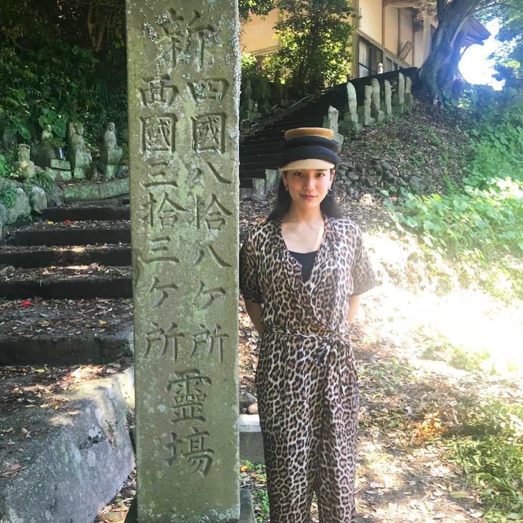 レイヤマダさんのインスタグラム写真 - (レイヤマダInstagram)「隠岐の島は島前 海士町(あまちょう)。後鳥羽上皇が流された島です。ここ隠岐神社には後鳥羽上皇が眠っています。鳥羽一郎じゃないからね。 オフィスレイヤマダで銅板奉納してきました！ 隠れ狛犬も発見！なんと子連れ狛犬なのです。🐕ここの狛犬は出雲型狛犬といって、後ろ足がぴーんと伸びています。 マンホールに描かれるのは海士町の民謡「キンニャモニャ節」。両手にしゃもじを持って踊るそうです🍚 「キン（男）も、ニャ（女）も、モニャ（文無し）」とか、「キン（金）も、ニャ（女）も大好きだけど、モニャ（文無し）になった」とか、いろんな意味があるそうな！後者がいいな😜 水田の美しい風景の中に佇むのは清水寺のお地蔵様。ここには日本名水百選に選ばれた「天川の水」が湧き出ています。まぁるく清いおいしいお水でした。ここで見つけたのは「西國三拾三ヶ所」の文字。なんとここは「曽根崎心中」で私が演じたお初が、恋参りに巡った西国33ヶ所のひとつ 清水寺の分家でした！ 🎼さいごくーさんじゅうさんかしょを めぐりーめぐってホーイホイ  #隠岐の島 #隠岐ユネスコ世界ジオパーク #ジオパーク #島根県 #親善大使 #レイタビ #島前 #海士町 #隠岐神社 #後鳥羽上皇 #出雲型狛犬 #キンニャモニャ #清水寺 #天川の水 #西国三十三所」5月25日 11時46分 - rayyamada_dayo