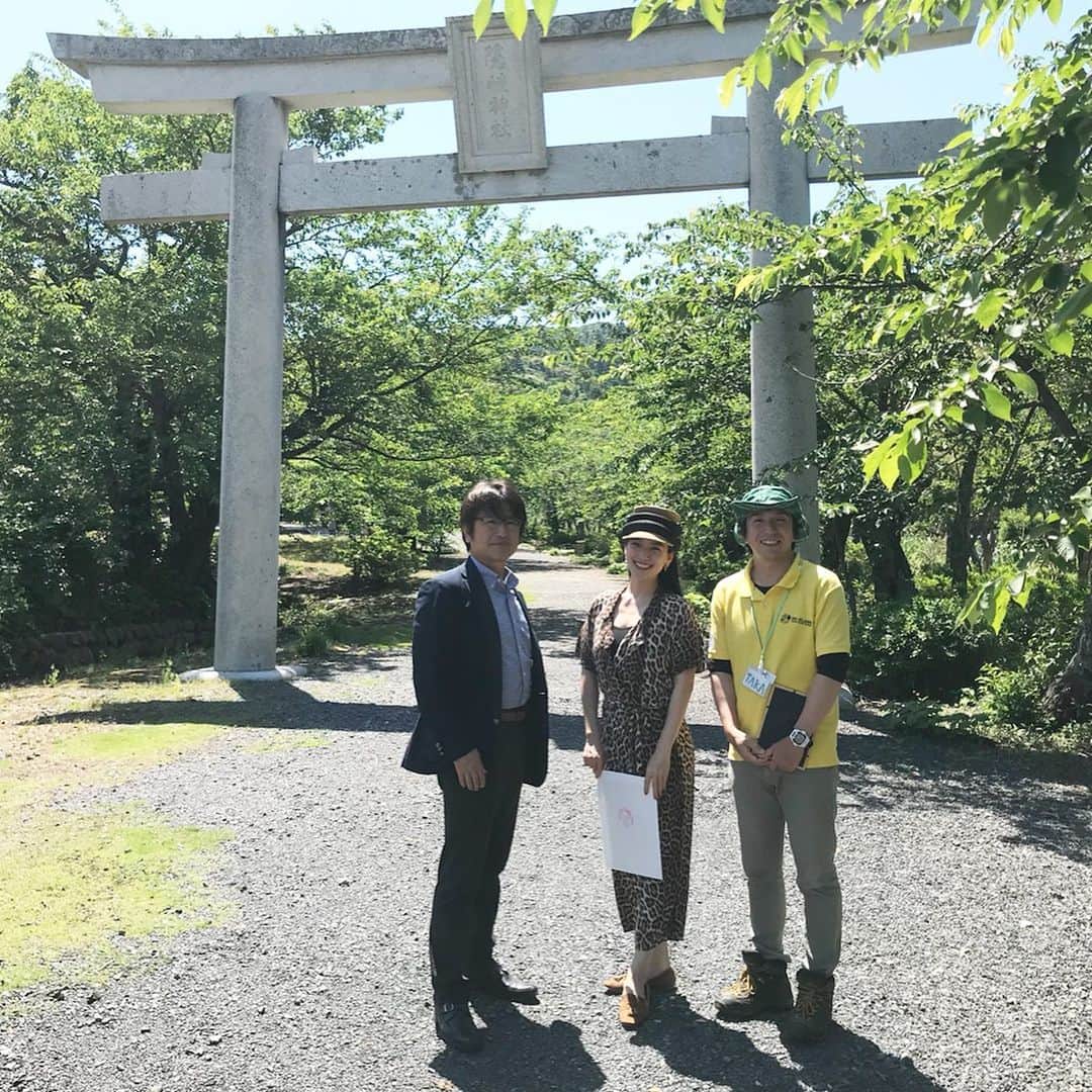 レイヤマダさんのインスタグラム写真 - (レイヤマダInstagram)「隠岐の島は島前 海士町(あまちょう)。後鳥羽上皇が流された島です。ここ隠岐神社には後鳥羽上皇が眠っています。鳥羽一郎じゃないからね。 オフィスレイヤマダで銅板奉納してきました！ 隠れ狛犬も発見！なんと子連れ狛犬なのです。🐕ここの狛犬は出雲型狛犬といって、後ろ足がぴーんと伸びています。 マンホールに描かれるのは海士町の民謡「キンニャモニャ節」。両手にしゃもじを持って踊るそうです🍚 「キン（男）も、ニャ（女）も、モニャ（文無し）」とか、「キン（金）も、ニャ（女）も大好きだけど、モニャ（文無し）になった」とか、いろんな意味があるそうな！後者がいいな😜 水田の美しい風景の中に佇むのは清水寺のお地蔵様。ここには日本名水百選に選ばれた「天川の水」が湧き出ています。まぁるく清いおいしいお水でした。ここで見つけたのは「西國三拾三ヶ所」の文字。なんとここは「曽根崎心中」で私が演じたお初が、恋参りに巡った西国33ヶ所のひとつ 清水寺の分家でした！ 🎼さいごくーさんじゅうさんかしょを めぐりーめぐってホーイホイ  #隠岐の島 #隠岐ユネスコ世界ジオパーク #ジオパーク #島根県 #親善大使 #レイタビ #島前 #海士町 #隠岐神社 #後鳥羽上皇 #出雲型狛犬 #キンニャモニャ #清水寺 #天川の水 #西国三十三所」5月25日 11時46分 - rayyamada_dayo