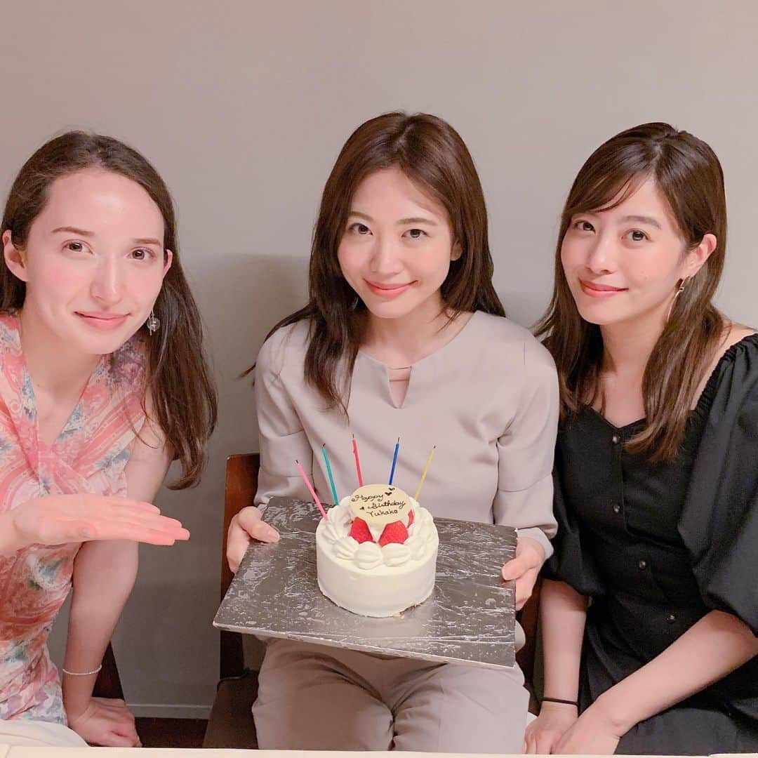 佐藤あやさんのインスタグラム写真 - (佐藤あやInstagram)「昨日は愛しのゆかこのお誕生日をお祝いしてきました💖 出会ったのはまだ若くて六本木でイケイケ飲み会（笑）に参加してたときだったね。。 . まさかあの時はこんなに仲良くなるとは思ってなかったけど、今では大好きな親友。 . お姉ちゃんなのにどこか抜けてて、可愛らしさと色気と面白さを兼ね備えている彼女は年々魅力が増してるように思います🥰 . 今年来年は勝負の年らしいので側で応援させてもらいます（笑） #happybirthday#love#friend#foodfighter#大食漢#大食いモデル#胃袋4次元ポケットモデル#お誕生日おめでとう#大好き #２枚目は写真かと思ったら動画だった〜のやつ」5月25日 11時58分 - faafa8