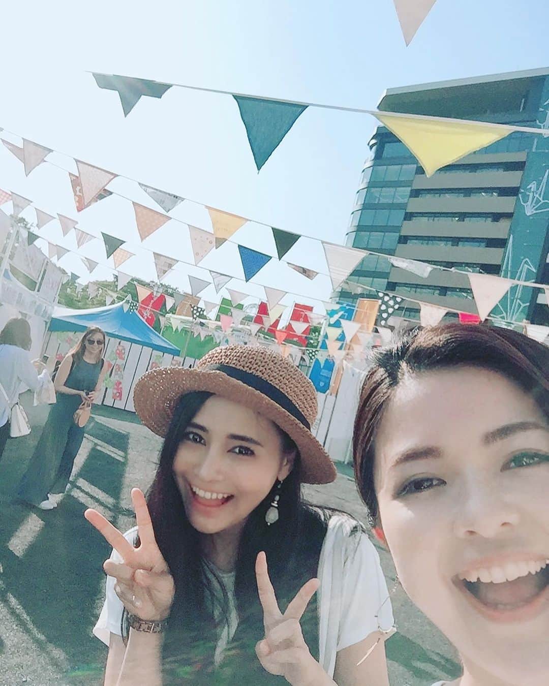 大山百合香さんのインスタグラム写真 - (大山百合香Instagram)「暑いですね〜。 今週も盛りだくさんでした😊  ロハスフェスタに行ってみたり 三次でカープを観に行ったり レコーディングをしたり 大好きな仲良し夫婦に誕生日を祝ってもらったり。 . そして今は東京に向かう新幹線の中です🚅クローズライブで歌ってきます！  3◯歳も周りの人達に、出会いに、感謝感謝の年になりそうです🍀  #大山百合香#ゆーりー#youlee#シンガー#シンガーソングライター#感謝を込めて#今日も#うたうたう#小さな恋のうた#ちいこい元祖カバーシンガー#沖永良部島出身#広島県#三次市在住#カープ#仲間#家族#Rec#音家本舗#大山百合香lili#music#singer#lovesinging#okinoerabu#island#okinawa#amami#miyoshi#chikoi」5月25日 11時58分 - ohyamayurika