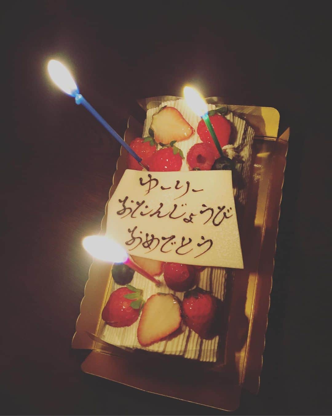 大山百合香さんのインスタグラム写真 - (大山百合香Instagram)「暑いですね〜。 今週も盛りだくさんでした😊  ロハスフェスタに行ってみたり 三次でカープを観に行ったり レコーディングをしたり 大好きな仲良し夫婦に誕生日を祝ってもらったり。 . そして今は東京に向かう新幹線の中です🚅クローズライブで歌ってきます！  3◯歳も周りの人達に、出会いに、感謝感謝の年になりそうです🍀  #大山百合香#ゆーりー#youlee#シンガー#シンガーソングライター#感謝を込めて#今日も#うたうたう#小さな恋のうた#ちいこい元祖カバーシンガー#沖永良部島出身#広島県#三次市在住#カープ#仲間#家族#Rec#音家本舗#大山百合香lili#music#singer#lovesinging#okinoerabu#island#okinawa#amami#miyoshi#chikoi」5月25日 11時58分 - ohyamayurika