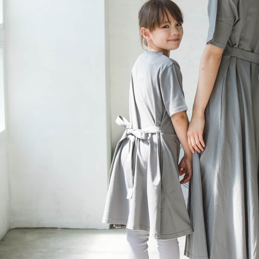 のインスタグラム：「＼✨週末限定価格✨／ 【ママとおそろい】ベルト付半袖カットソーロングワンピース セール価格 ¥1,290円  やっほ〜😘マノンだよ💕  いつもマノンのインスタを見てくださっている方に朗報です㊙ 大人気のワンピースが今日から週末限定で特別価格で販売されています🎀他にも限定価格の商品がありますので要チェックですよ❣  プレゼント企画への応募は1つ前のPOSTから急げ〜☝ 🍭おかげさまで公式LINE@お友だち数9,000人突破🍭  MANONをお得にご利用頂くにはLINE@友だち登録がとってもオススメだよ〜😍 プロフィールのURLをクリック→公式オンラインショプ内のLINE@お友達登録リンクをクリック  MANON LINE@公式アカウントではお友達限定で 👉LINEお友達限定10%OFFクーポン 👉週末限定タイムセールセール 👉新作入荷  等のお得な最新情報をいち早くお届けしますよ❤  #ククマノン #coucoumanon #coucou_manon #キッズ撮影会 #kidscode #kids_japan #キッズ服 #キッズコーデ #キッズファッション #キッズモデル #子供 #子供服 #ギフト #娘コーデ #キッズフォト #ムスメ #親バカ部 #リンクコーデ #親子コーデ #子供服通販 #子供服コーデ #女の子コーデ #男の子コーデ #フォトコンテスト #フォトスタジオ #フォトブース #写真会 #フォトイベント #boheme"」