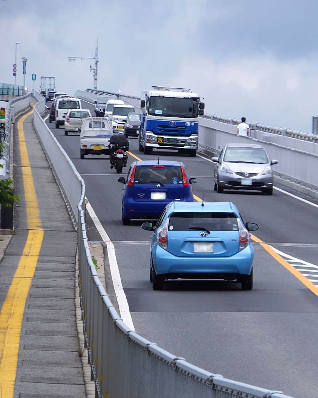 fcl.(エフシーエル)さんのインスタグラム写真 - (fcl.(エフシーエル)Instagram)「. #死ぬまでに行きたい絶景ドライブ 以前、タントカスタムのCMで話題となった、鳥取県と島根県を結ぶ #江島大橋 通称 #べた踏み坂 です。全長は1,466mの橋ということで、PCラーメン構造の橋としては日本一の長さを誇ります。 . 橋の頂上からは360度パノラマの景色が楽しめ、天気が良い日であれば大山を望むこともできます✨ 車好きなら一度は行ってみたいスポットですね！ . . . . . #fcl #みんカラ #車のある風景 #カスタムカー #車いじり #愛車 #写真好きな人と繋がりたい #車好き #車好きな人と繋がりたい #車撮影 #車好きと繋がりたい #ファインダー越しの私の世界 #車の写真が好きな人と繋がりたい #べたぶみ坂 #ドライブスポット #ドライブ #撮影スポット #カーライフ #ドライブデート #ドライブ好き #ドライブ女子#おすすめドライブスポット #家族と行きたいドライブスポット #デートで行きたいドライブスポット #車のある風景 #車好き男子」5月25日 12時00分 - fcl_ledhid