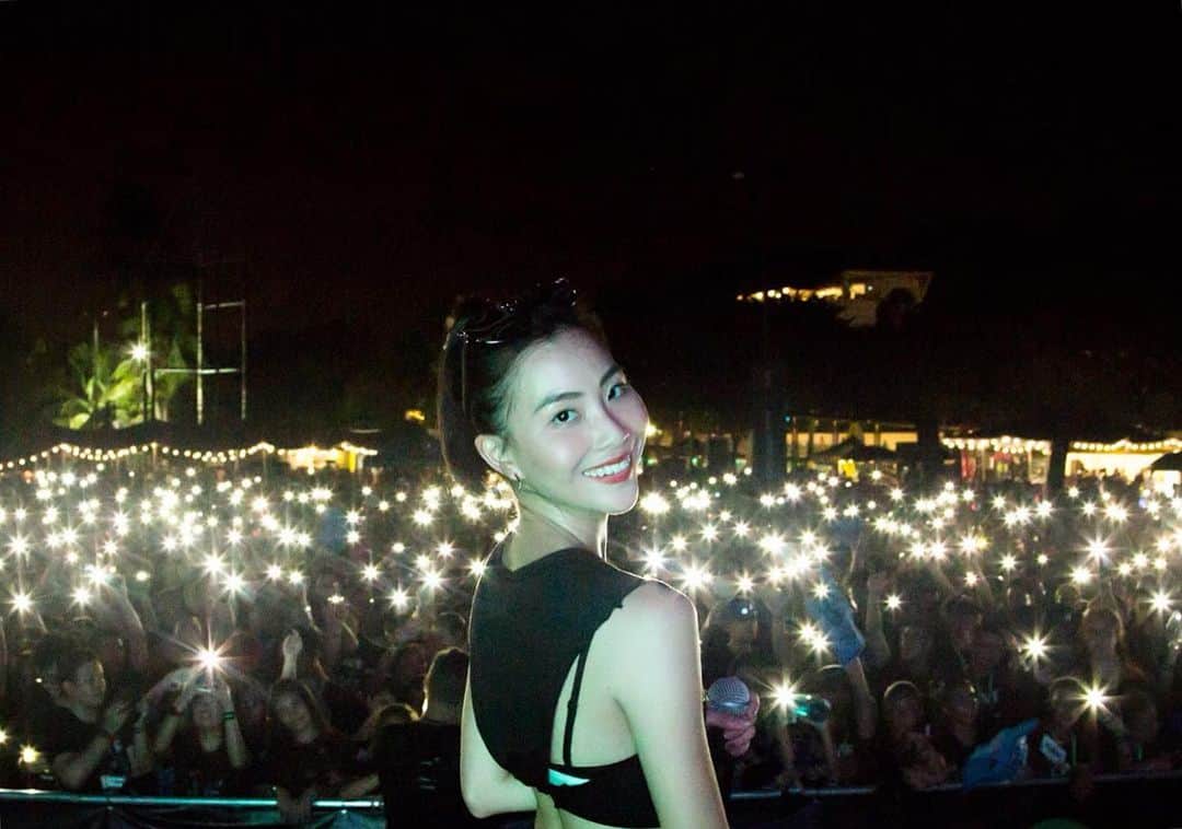 ソニアのインスタグラム：「We all need a BREAK! Me time is super important - and that’s what AIA Glow Festival is about 💚 It is the ultimate festival to unwind, and I can’t wait to see you there this afternoon! I’ll be your host from 2-6pm and then @rudimentaluk, @lostfrequencies and @thesamwillows will be hitting the stage. See y’all!  #AIAglowfestival #glowfestivalsg」
