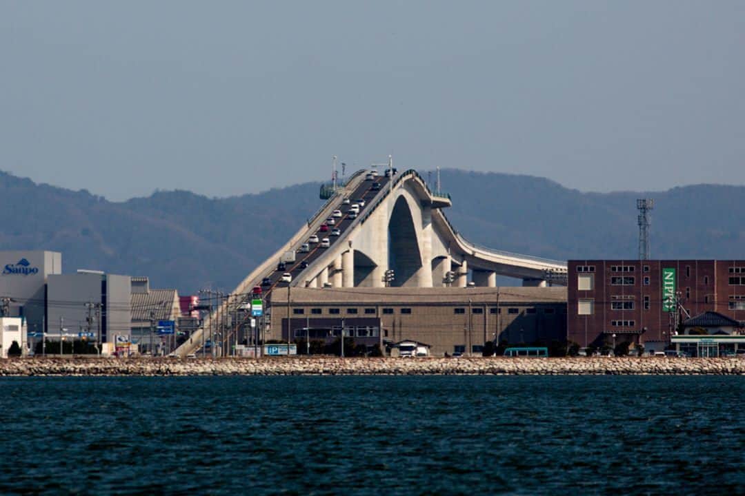 fcl.(エフシーエル)さんのインスタグラム写真 - (fcl.(エフシーエル)Instagram)「. #死ぬまでに行きたい絶景ドライブ 以前、タントカスタムのCMで話題となった、鳥取県と島根県を結ぶ #江島大橋 通称 #べた踏み坂 です。全長は1,466mの橋ということで、PCラーメン構造の橋としては日本一の長さを誇ります。 . 橋の頂上からは360度パノラマの景色が楽しめ、天気が良い日であれば大山を望むこともできます✨ 車好きなら一度は行ってみたいスポットですね！ . . . . . #fcl #みんカラ #車のある風景 #カスタムカー #車いじり #愛車 #写真好きな人と繋がりたい #車好き #車好きな人と繋がりたい #車撮影 #車好きと繋がりたい #ファインダー越しの私の世界 #車の写真が好きな人と繋がりたい #べたぶみ坂 #ドライブスポット #ドライブ #撮影スポット #カーライフ #ドライブデート #ドライブ好き #ドライブ女子#おすすめドライブスポット #家族と行きたいドライブスポット #デートで行きたいドライブスポット #車のある風景 #車好き男子」5月25日 12時00分 - fcl_ledhid