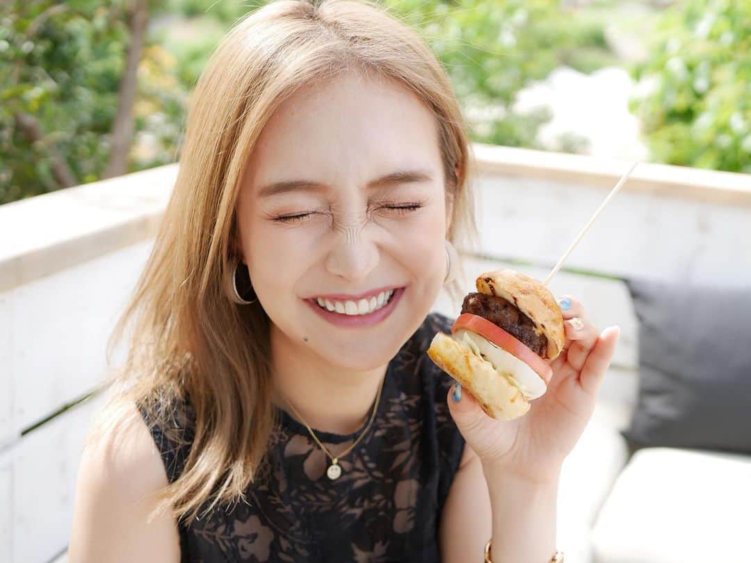 川上愛さんのインスタグラム写真 - (川上愛Instagram)「﻿ ﻿ 笑ったとき。くしゃくしゃ。🥰🤣﻿ ﻿ 美味しいハンバーガー持って。🍔﻿ ﻿ くしゃくしゃ。👵👵👵笑﻿ ﻿」5月25日 12時01分 - manakawakami