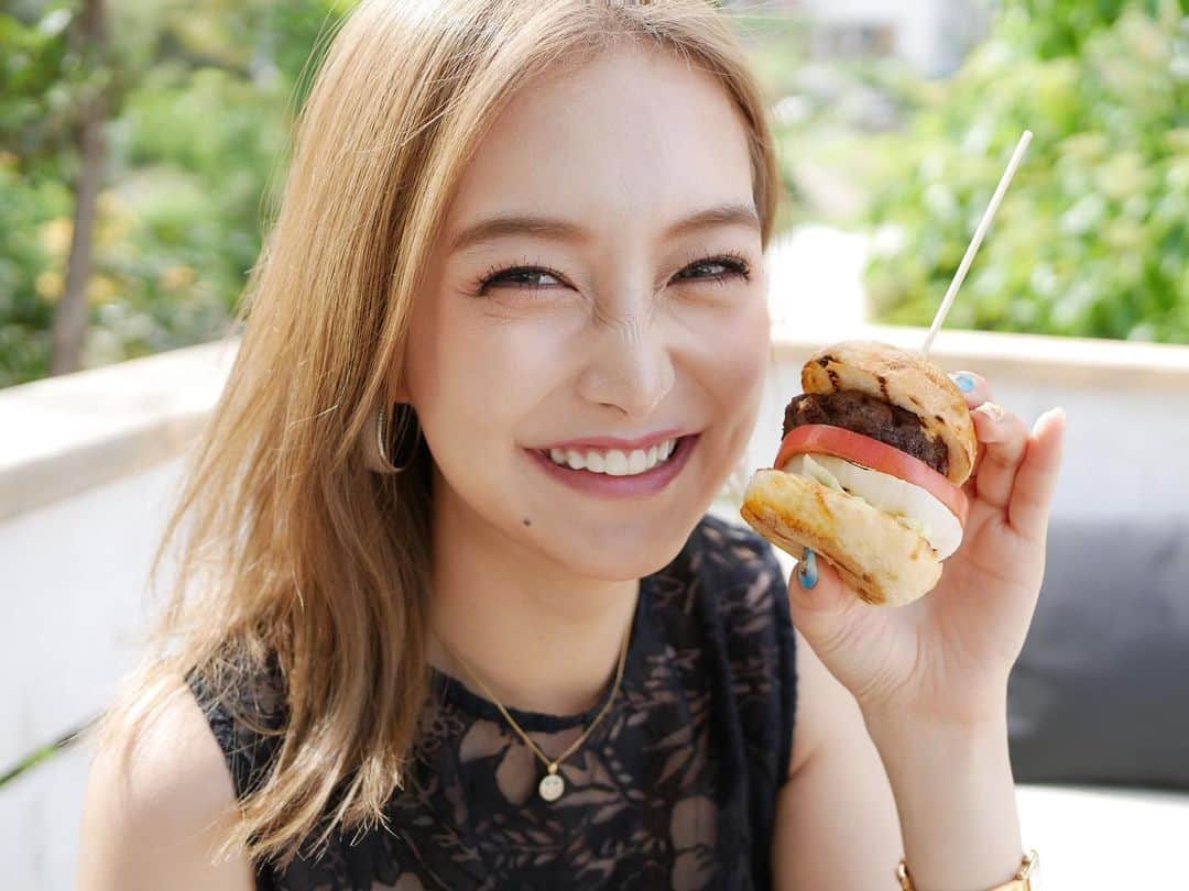 川上愛さんのインスタグラム写真 - (川上愛Instagram)「﻿ ﻿ 笑ったとき。くしゃくしゃ。🥰🤣﻿ ﻿ 美味しいハンバーガー持って。🍔﻿ ﻿ くしゃくしゃ。👵👵👵笑﻿ ﻿」5月25日 12時01分 - manakawakami