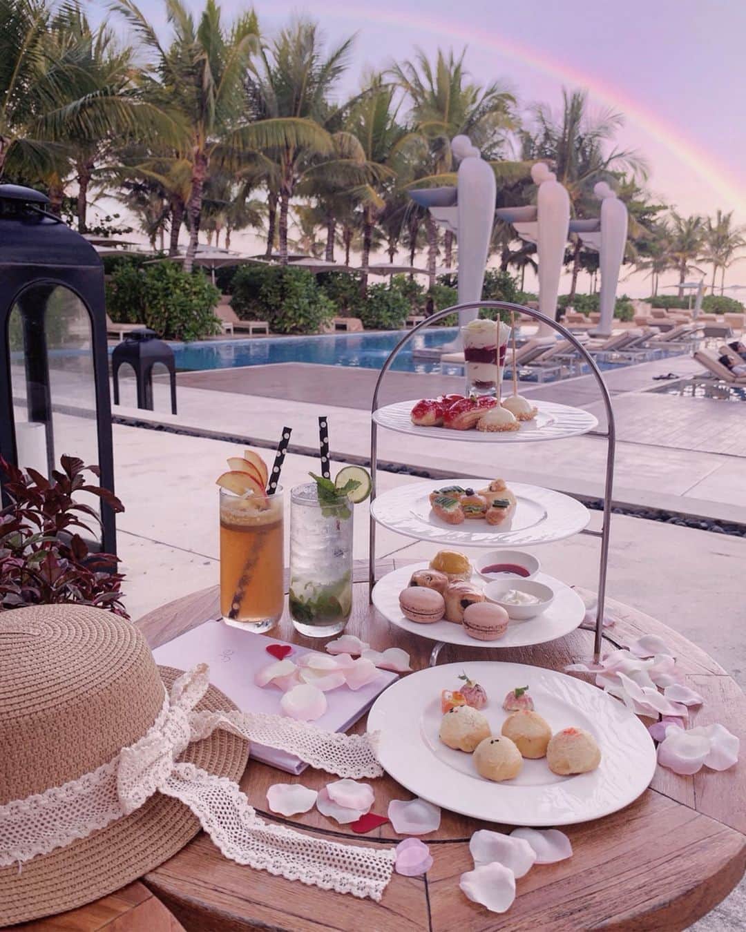 maari watanabe(まありん)さんのインスタグラム写真 - (maari watanabe(まありん)Instagram)「.*⑅︎୨୧┈︎┈︎┈︎┈︎┈︎┈︎┈┈︎┈︎┈︎┈︎┈︎୨୧⑅︎* .  ㅤㅤㅤㅤㅤㅤㅤㅤㅤㅤ 📍bali soleil The classic afternoon high tea ㅤㅤ mulia宿泊者は無料で頂けるafternoontea🍰 2枚目にメニューも載せてるので行く方の参考になればいいな💗 お酒もあるのが嬉しい🥺😆お酒大好き😘 まだまだ写真がありすぎる！😭 .*⑅︎୨୧┈︎┈︎┈︎┈︎┈︎┈︎┈┈︎┈︎┈︎┈︎┈︎୨୧⑅︎* .  #EscapetoMulia  #bali#balitrip#balitravel#balifood#balisweets#muliavillas#muliaresortbali#muliaresort#afternoontea#balisweets#バリ旅行#バリ観光#バリ島観光#バリカフェ#アフターヌーンティー#インスタ映えスイーツ#フォトジェニックスイーツ#ムリアヴィラス#ムリアリゾート#ヌサドゥア#まありんカフェ巡り」5月25日 12時03分 - manyo_wt
