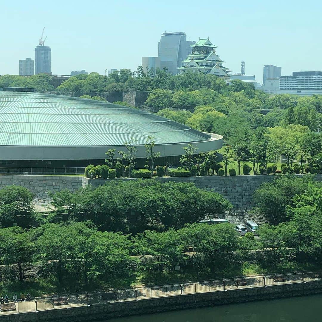 井上公造さんのインスタグラム写真 - (井上公造Instagram)「読売テレビの新社屋に初めて入りました。まだ、プレオープンという感じですが、一部収録が今日から始まります。この写真は控室から見た景色。大阪城＆大阪城ホールが見えて、最高です！  #読売テレビ  #新社屋  #クギズケ #大阪城  #castle」5月25日 12時04分 - inouekozo39