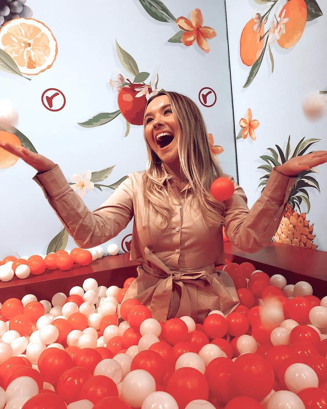 トーリ・ウェブスターのインスタグラム：「Swung by the Rouge Pop-Up @cftoeatoncentre to enter their latest #GIVEAWAY! Want to *WIN* a pair of tickets to fly to one of @AirCanadaRouge 's 70+ destinations around the globe? ✈️🌎 From now until June 2nd share a photo of you and your friends on FB, Twitter, or IG at the Pop-Up! Don't forget to follow + tag @AirCanadaRouge in your pic, and use the hashtag #FlyRougeContest for your chance to win! 🥰❤️ Good luck! #ad」