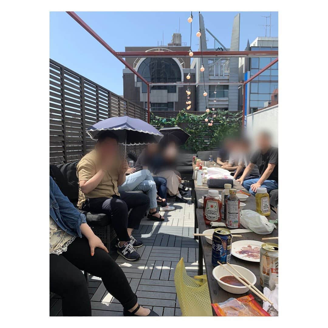 小菅晴香さんのインスタグラム写真 - (小菅晴香Instagram)「・﻿ 昨日はOha!4スタッフのみなさまの﻿ BBQに参加させて頂きました🌈﻿ ﻿ 可愛い２人のスタッフの子からは﻿ 掲載許可とれたのでお顔も載せますね🍋﻿ ﻿ ビルの屋上というおしゃれな場所で﻿ お肉を食べてお酒を飲んで﻿ すっごく楽しかったです🥳🍺﻿ ﻿ 1枚目の写真では、お肉が大きくて﻿ しばらくもぐもぐと咀嚼していたため、﻿ 頬が膨らんでおります🍖笑﻿ ﻿ 調理してくれたり色々用意してくれたり﻿ 業務外なのに準備してくれた皆様 本当にありがとうございました🥺✨﻿ ﻿ ﻿ ﻿ ﻿ #oha4newslive #oha4 #おはよん #bbq #バーベキュー #🍖 #🍺 #ハイボール派 #もぐもぐタイム #イケメン女子 #spacemarket」5月25日 12時10分 - haruka.kosuge