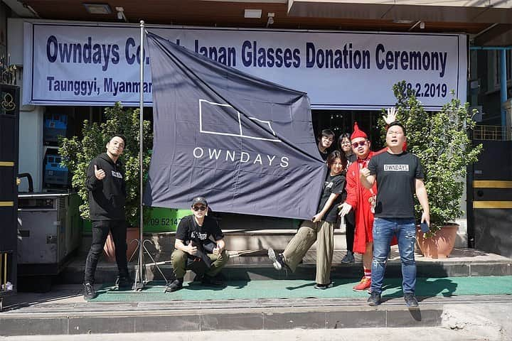 OWNDAYS JPさんのインスタグラム写真 - (OWNDAYS JPInstagram)「【 OWNDAYS EYE CAMP in Myanmar🇲🇲 】  2011年3月の東日本大震災から始まって今年で９年目になるOWNDAYS EYE CAMP。 今現在、世界には視力矯正が必要とされる人が約40億人いると言われていますが、 その半分以上の人々が「近くに眼科検診を受ける施設がない」、 「経済的余裕がない」などの理由で視力を矯正することができていません。 そんな人々のために、力になりたいと思い、始めたのがOWNDAYS EYE CAMPです！  今回、初めてミャンマーに訪れました。同国でも、メガネを必要とする人がたくさんいます。 彼らとふれあい、日常では体験できない貴重な時間を過ごす事で、OWNDAYSはまた一つ大きく成長できたように思います😊  #OWNDAYS #EYECAMP #アイキャンプ」5月25日 12時11分 - owndays_jp