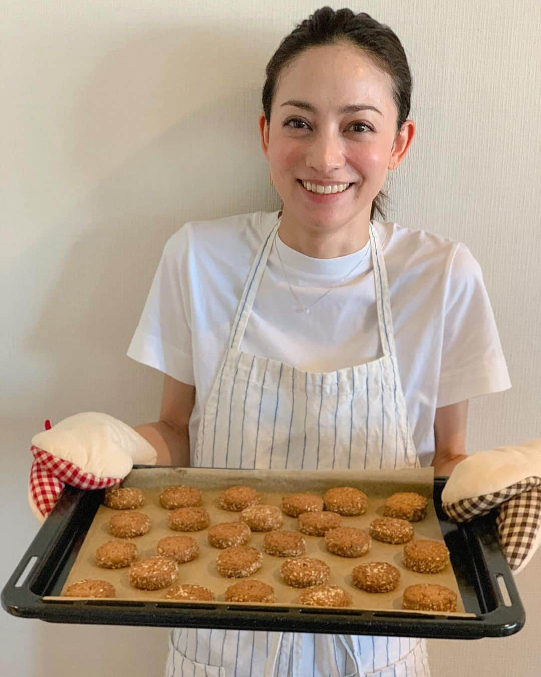 野崎玲欧奈さんのインスタグラム写真 - (野崎玲欧奈Instagram)「ＧＬＵＴＥＮＦＲＥＥ ＳＷＥＥＴＳ . ストーリーにも載せていましたが @erena_erenyan ちゃんの グルテンフリースイーツ教室へ行ってきました🍪 . 今回作ったのが ＊チョコバナナマフィン ＊ココナッツクッキー ＊バナナアイス . グルテンフリーの知識が豊富な英玲奈ちゃんの話は 今回も買い物リストがいっぱいになるほど オススメのオーガニック食材を教えてくれる♡ . レッスン中のみんなの話も面白くて 良い時間が過ごせました . 出来上がったスイーツは義父母と義祖母に 渡しに行ったら喜んでもらえました✨ . . #erenakitchen #glutenfree #sweets #lesson #organic #英玲奈 ちゃん #グルテンフリースイーツ #お菓子教室 #無添加」5月25日 12時12分 - reonanozaki