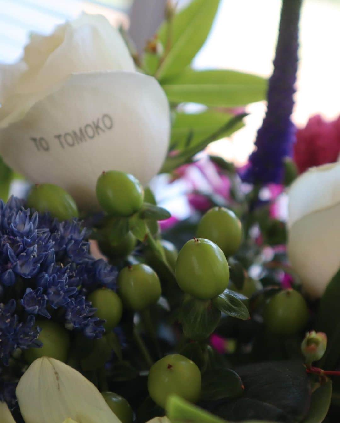 二ノ宮知子さんのインスタグラム写真 - (二ノ宮知子Instagram)「誕生日のお花をいただきました！ 集英社のみわくん、チャーリー、ありがとうございまーす！✨😭うちが華やいでます。」5月25日 12時13分 - tomokoninomiyaa