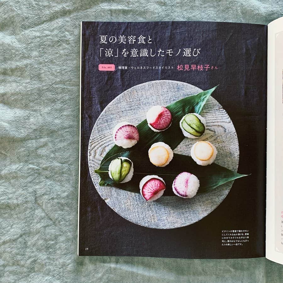 松見早枝子さんのインスタグラム写真 - (松見早枝子Instagram)「昨日、5月24日に発売された宝島社ムック『「涼」のある暮らし』✴︎ ▫︎ P.25〜32の8ページで、うちの夏のヘルシーレシピと、涼を意識した愛用のモノをたくさんご紹介させていただいています♪ ▫︎ 私のパートの表紙は、ぬか漬けの手まり寿司。 梅酢の酢飯で作るのがポイント=(^.^)= ▫︎ 表紙と巻頭は、いつも素敵な 桐島かれん @houseoflotuskaren さん✴︎ ディレクションされている #ハウスオブロータス も大好き❤︎ ▫︎ 他に登場する方々も、自分の美意識にとことんこだわる素敵な方々ばかりで、見入ってしまう…(´∀｀) ▫︎ ぜひお手にとって頂けましたら嬉しいです❣️ ▫︎ ▫︎ #宝島社ムック #涼のある暮らし #shimoodesign #下尾デザイン さんの #浮様 皿 #粮理家 #ウェルネスフードスタイリスト」5月25日 12時13分 - saekomatsumi