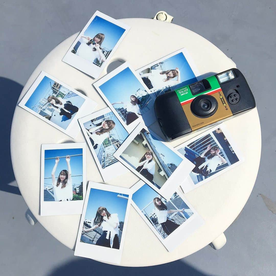 木村ミサのインスタグラム：「📷﻿ ﻿ チェキ久しぶりに大量に撮った﻿ ﻿ だれにどれが届くのだろう〜。﻿ そろそろ暑くて目が開かなくなる季節ですね🍨﻿ ﻿ ﻿ ﻿ ﻿ ﻿ ＿＿＿＿＿＿＿＿＿＿＿＿＿＿＿＿＿ ﻿ #cheki #film #filmcamera #写ルンです #camera #photo #カメラ #チェキ #tokyo #harajuku  #체키 #카메라 #필름카메라  #사진  #照片  #胶片相机  #相机  #ポラロイド #ポラロイドカメラ #poraloid #photography  #インスタントカメラ #インスタント #チェキのある生活」