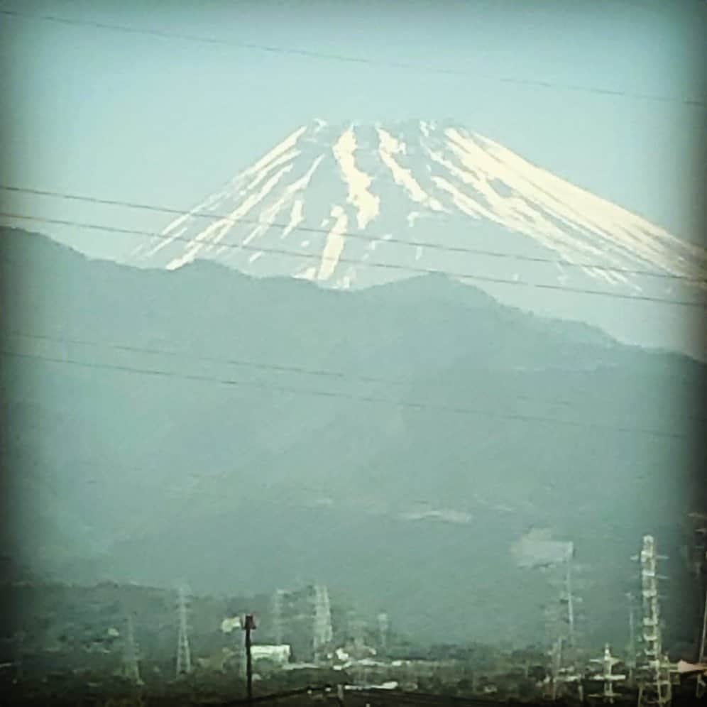 JILLさんのインスタグラム写真 - (JILLInstagram)「今日の富士山〜 お外は30度超えの真夏日。 早すぎる夏。 今日は大阪よ〜💪 皆さま、水分補給して、楽しみましょう❣️ #personz  #jillpersonz #20190525 #ワンダフルメモリーズツアー #今日は大阪 #loftゲスト情報 #有楽町ヒューリックホール  #ハートオブゴールド #原田美枝子 #左右田薫 #live+story performance #詳細はオフィシャルサイトpersonznetでどうぞ @jillpersonz」5月25日 12時21分 - jillpersonz