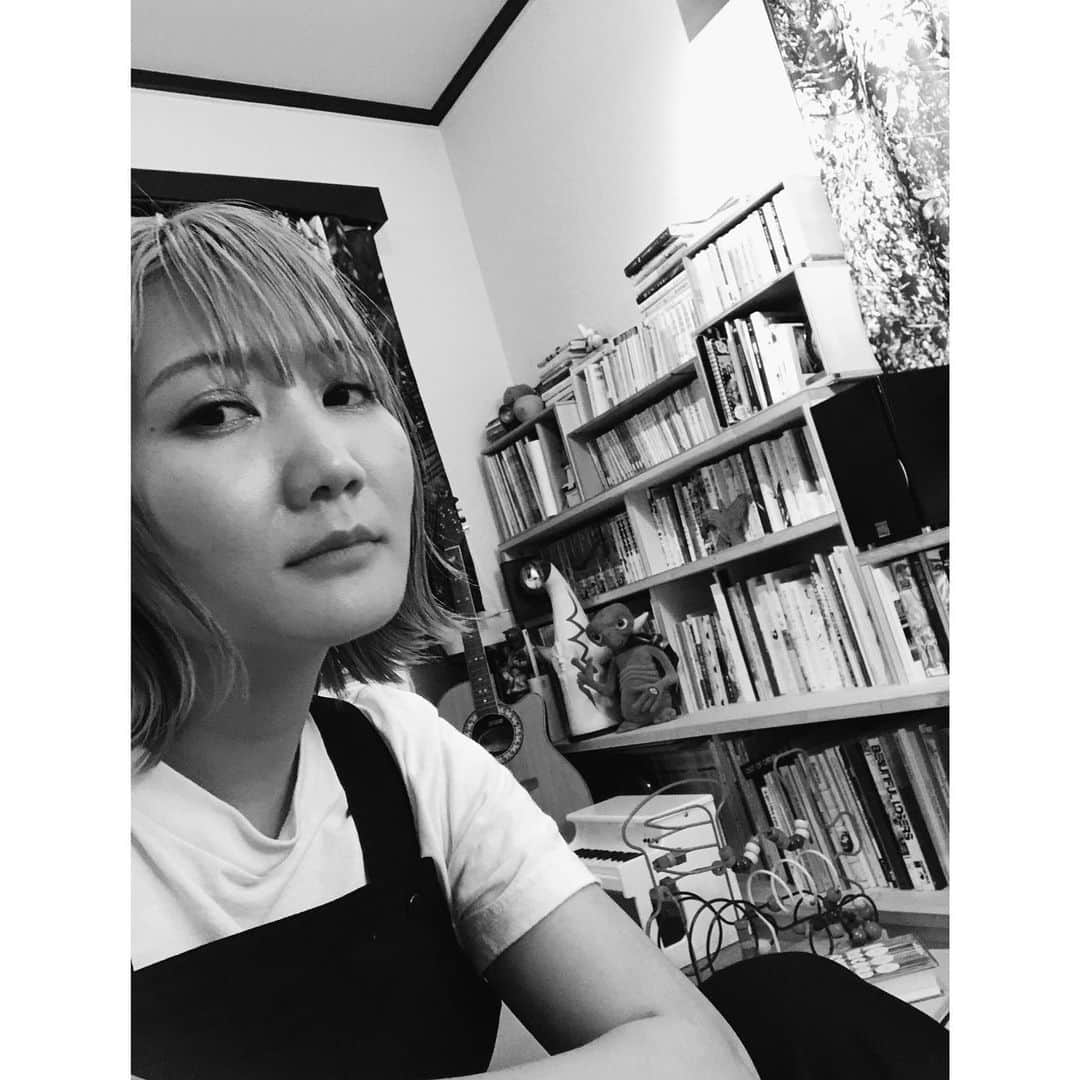 Saoriさんのインスタグラム写真 - (SaoriInstagram)「家二つあるけど、二軒とも本棚がどんどん増えていってる。  #home」5月25日 12時21分 - saori_fujisaki