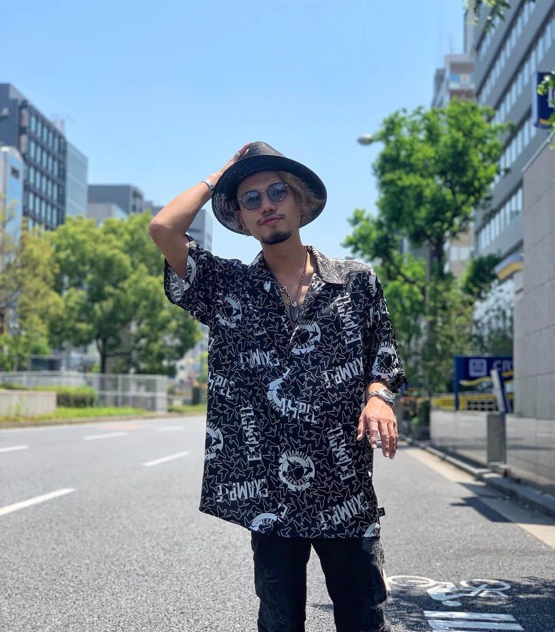 出井直助さんのインスタグラム写真 - (出井直助Instagram)「. 🇫🇷 〜 #OOTD 〜🇫🇷 . スーパーいい天気☀️ 今日も1日よろしくお願い致します😎 . . shirt : #example silver : #goros . #OCEANTOKYOosaka#オーシャントーキョーオオサカ #大阪#美容室#大阪美容室#美容師#大阪美容師#出井直助」5月25日 12時23分 - ocean_naosuke