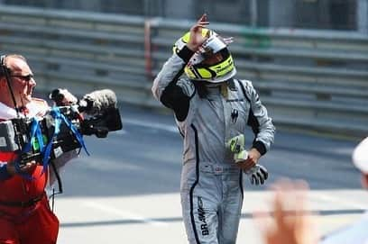 ジェンソン・バトンさんのインスタグラム写真 - (ジェンソン・バトンInstagram)「It’s been 10 years since I won the Monaco GP with Brawn GP. What a year and what a team. Great to see a lot of the Engineers and Mechanics I worked with back then still giving it large 10 years on! 💪🏽」5月25日 12時24分 - jensonbutton