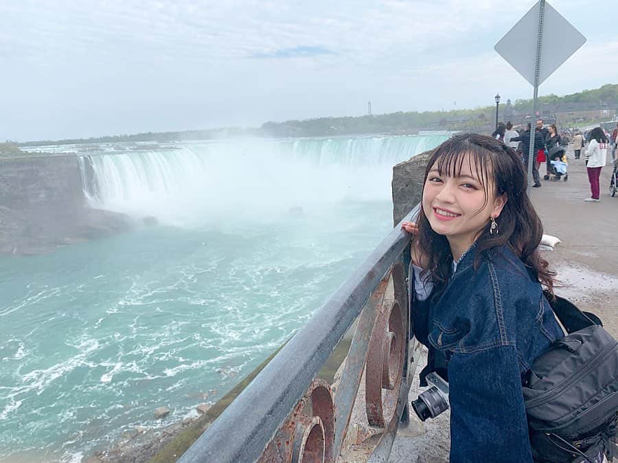廣川奈々聖さんのインスタグラム写真 - (廣川奈々聖Instagram)「.﻿﻿ ﻿﻿ #ナイアガラの滝 に行ってきました！﻿﻿ ﻿ まさか見れる日がくるなんてな〜〜•ω•̥﻿﻿ ﻿﻿ ﻿﻿ この景色を一生忘れません！•ω•̥ ﻿﻿ ほんとにほんとにすごかった…♡♡♡﻿﻿ ﻿﻿ 写真一枚目みたいな虹が何度もでてきたよ！🌈✨﻿﻿ ﻿ ﻿ ﻿ ﻿ ﻿﻿ I went to Niagara Falls!!﻿﻿ It was way bigger than I thought…！😂﻿﻿ I could stay here all day watching this view✨﻿﻿ ﻿﻿ ﻿﻿ ﻿﻿ ﻿﻿ ･﻿﻿ ･﻿﻿ ･﻿﻿ ﻿#ナイアガラ #カナダ旅﻿ #🇨🇦 #ななせカメラ #虹フォト #canada #niagarafalls #canadatrip #travelling #visiting #travelphoto #holidays #holiday #travelgram #perfection #英語間違えてたらおしえて☺︎」5月25日 12時26分 - nanaseven7_u_u