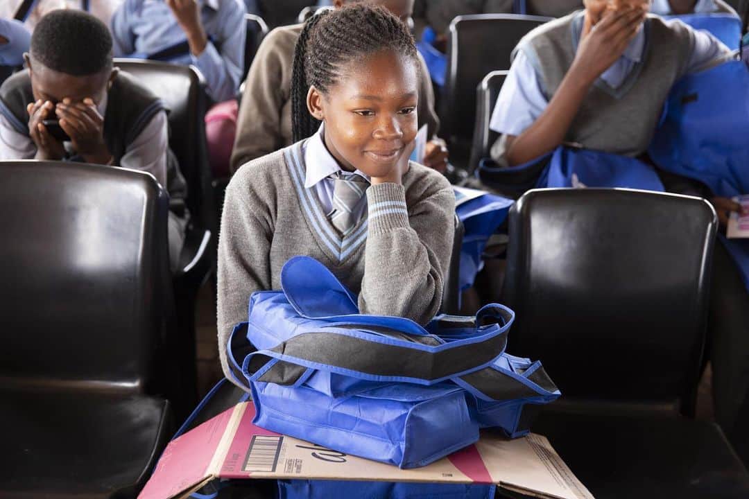 のインスタグラム：「Photo by Anastasia Taylor-Lind @anastasiatl // Sponsored by @always_brand // Schoolgirls receive free period products at a workshop at Thabotona Primary School in Katlehong, South Africa. Teams of students prepared vision boards detailing their dreams for the future and a nurse taught them about female reproductive organs. // Every day, all over the world, millions of girls miss school because they lack resources to navigate the onset of menstruation. @always_brand provides puberty education & period products to girls around the world to help keep them confident #LikeAGirl & focused on getting an education. Together we can #EndPeriodPoverty!」