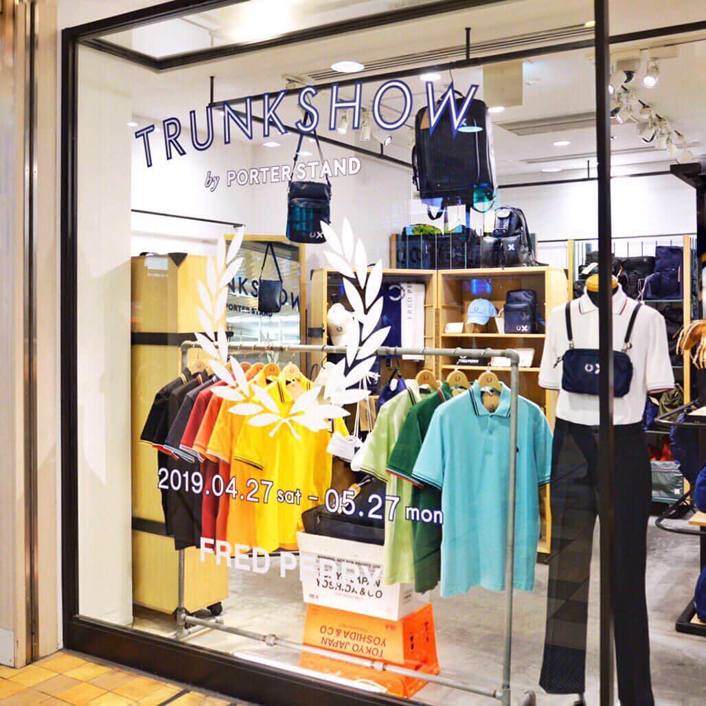 のインスタグラム：「こんにちは。 現在、PORTER STAND品川駅店・東京駅店にて好評開催中の「FRED PERRY TRUNK SHOW」by PORTER STANDが、いよいよ明後日までの開催となりました。イベント開催を記念して製作した「FRED PERRY×LUGGAGE LABEL」オリジナルアイテムをはじめ、2019SSの「FRED PERRY×LUGGAGE LABEL」別注アイテムや、定番のポロシャツなどPORTER STANDがセレクトしたFRED PERRYのインラインアイテムをバリエーション豊富に展開しています。  開催期間：～5月27日（月）  完売間近のアイテムもございます。この機会をお見逃しないようお願いいたします。 スタッフ一同、皆様のお越しを心よりお待ちしています。  #yoshidakaban #porter #luggagelabel #porteryoshida #madeinjapan #japan #porterstand #shinagawa #tokyo #station #trunkshow #fredperry #tennis #largebodybag #minishoulderbag #tennisback」