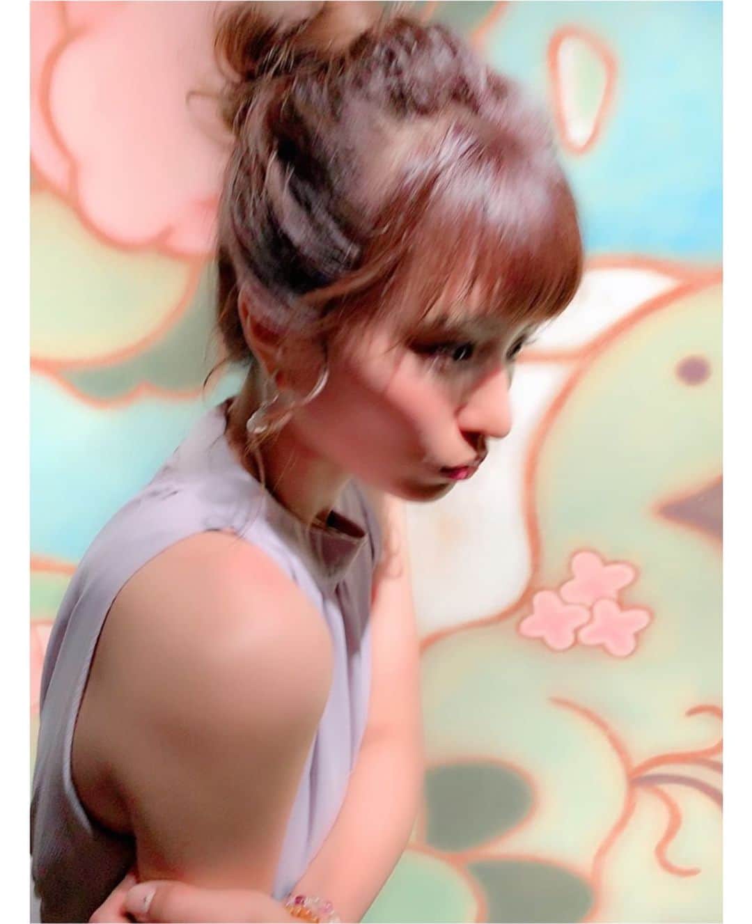 のインスタグラム：「. ‪暑くて暑くて暑すぎて‬ ‪ノースリーブを引っ張り出して‬ ‪真夏のような格好をして歩いているのは‬ ‪私です🙋‍♀️‬ . ‪こないだまで肌寒かったのにね〜‬ . ‪季節の変わり目は要注意⚠️‬ ‪皆さま体調に気をつけて下さい(´；ω；`)‬」