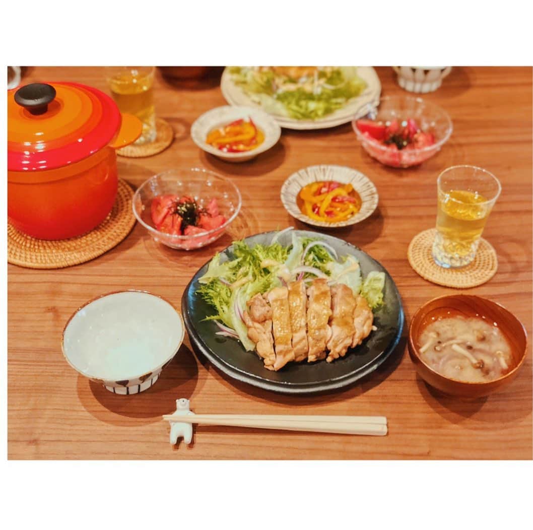高梨臨さんのインスタグラム写真 - (高梨臨Instagram)「暑いとお酢が効いているものが食べたくなりますね。 鶏の照り焼き・フリルレタスと赤タマネギのサラダ・トマトと海苔のサラダ・三色パプリカのマリネ・お味噌汁・ごはん。 #しろくまさんの箸置き #高梨食堂」5月25日 12時39分 - rintakanashi_official