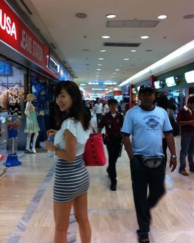 アン・ソニョンさんのインスタグラム写真 - (アン・ソニョンInstagram)「9년만에 #방콕여행 와서 보니 그때의 기억이 새록새록... . . . 예전 사진첩 뒤져보니 그때도 나는 #핫핑크성애자💕 였었고, 크게 웃고 떠들던 여자였으며.. 친구들 우르르 몰고 다니기 좋아하던 #외향인 의 모습그대로인듯. . (물론 저때는 내가 “살이너무쪄서 아플지경”에다 “살이 안빠져서 눈물이날지경”이 될거라고는 1도 상상을 못했었지만😅) . . 일단 겉모습은 , 단지 “굶어서 말리던” 싱글녀인 그때와는 달리 (아마 한 49-50kg이었던듯) , 지금은 체중은 5kg이 더 늘었고,근육도, 흰머리도, 참을성도, 경험도 많이 늘어난 더 “단단한 인간” 으로 성장 되어있는것 같아서 흐뭇하달까. . . . 그때는 내가 누구를 만나 누군가의 아내, 엄마가 되어있을 지금의 모습이 상상조차 안갔는데,  돌이켜보니, 수많은 고민과, 아픔 슬픔, 당시에는 삶을 짓누르는 큰고통이라고 생각했던일들이 지금은 기억도 잘 안날지경으로 하찮은 일이 되어있는걸보니,  아마 지금하는 고민이나 걱정또한, 10년뒤에 돌아보면 아무것도 아닌일이 되어있겠지... . . . 참으로 많이 웃고 즐거웠던 저 시절이었지만, 저때로 딱히 돌아가고 싶지않은걸보니,  #지금의나  #꽤나잘살아내고있구나😌 . . . #고마웠어방콕❤️ #그자리에있어준모든것들도  #다음에돌아올땐 #더커진나로돌아올께. . . . #여행에미치다 #물질보다경험에지갑을여는삶 #그것이나의인생키워드🧡 #안길동방콕투어  #day5」5月25日 12時41分 - anney_an_love