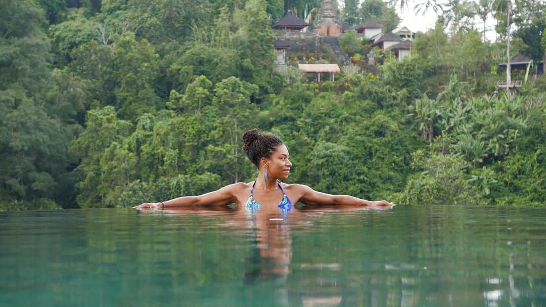 Kelly McCrearyさんのインスタグラム写真 - (Kelly McCrearyInstagram)「Inspired by my friends @giacomo_gianniotti and @nicki_makeup, we couldn’t leave #Bali without making a stop at the incredible @hanginggardensofbali!! With its unreal #jungleviews and dreamy  #infinitypool this magical place was the perfect way to see another side of the island 🌴 ✨🙏🏾. . . . . . @howelltalentrelations #travelpartner 📷: @petechatmon, official honeymoon photographer 😘」5月25日 12時50分 - seekellymccreary