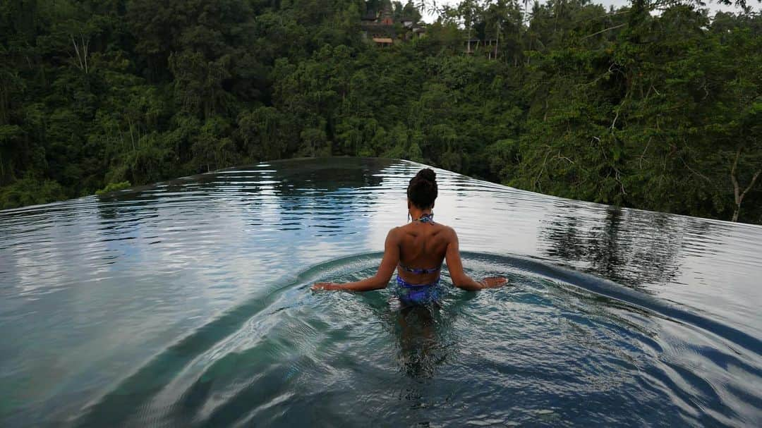 Kelly McCrearyさんのインスタグラム写真 - (Kelly McCrearyInstagram)「Inspired by my friends @giacomo_gianniotti and @nicki_makeup, we couldn’t leave #Bali without making a stop at the incredible @hanginggardensofbali!! With its unreal #jungleviews and dreamy  #infinitypool this magical place was the perfect way to see another side of the island 🌴 ✨🙏🏾. . . . . . @howelltalentrelations #travelpartner 📷: @petechatmon, official honeymoon photographer 😘」5月25日 12時50分 - seekellymccreary