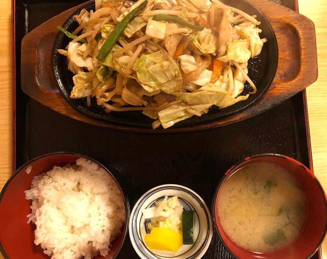 のインスタグラム：「. 週末の地元。  お昼は藤枝市善左衛門の#まめ へ  お気に入りの#肉野菜炒め  ご飯少なめです。  ヘルシー、満腹！  #井林ふらり」