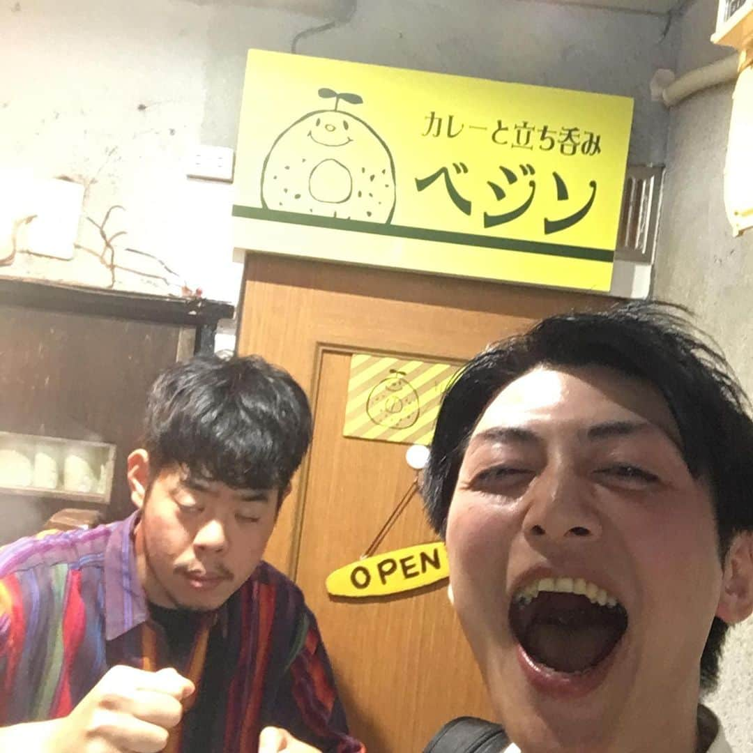 たかのりさんのインスタグラム写真 - (たかのりInstagram)「ピン芸人の馬と魚こと、馬ちゃんと２人で立ち飲み屋ツアーしました。 軽い送別会でもありました。 馬ちゃんとはユニットで色々やらせて貰ってたので、寂しくもありました。 時間の都合もあり４軒で終了となりました。 馬ちゃんがオススメするお店を巡りました。 馬ちゃんはまだ二杯しか飲んでない素面の状態で、隣のカップルの女性のハイボールを飲み、その女性に指摘され顔が真っ赤になり、その店は早々と出たのですが、次の店でまたそのカップルと一緒になり、久々大人が本気でテンパっているところ見た気がします。 東京に進出する馬ちゃんは熱気に満ち溢れ、顔が仕上がっておりました。 どの写真を撮っても顔が仕上がっておりました。 #ツートライブ#たかのり#馬と魚#ピン芸人#顔#お笑い#芸人#えてこまし#メイクマニーマニーマニー#オリジナルソング#東京進出#送別会#裏なんば#comedian#大阪#吉本#よしもと#コンビ#よしもと漫才劇場#ライブ#ギャグ」5月25日 12時49分 - takanoritribe