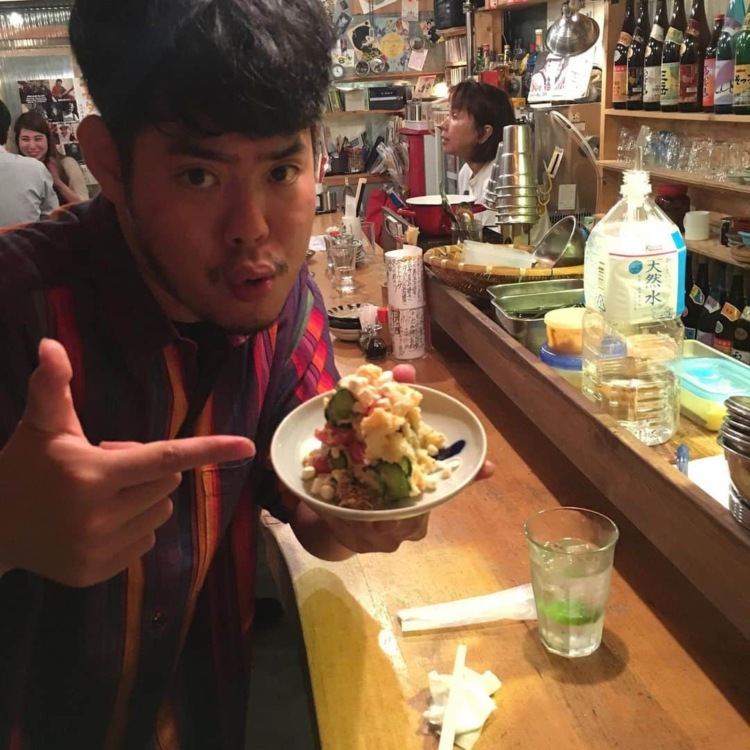 たかのりさんのインスタグラム写真 - (たかのりInstagram)「ピン芸人の馬と魚こと、馬ちゃんと２人で立ち飲み屋ツアーしました。 軽い送別会でもありました。 馬ちゃんとはユニットで色々やらせて貰ってたので、寂しくもありました。 時間の都合もあり４軒で終了となりました。 馬ちゃんがオススメするお店を巡りました。 馬ちゃんはまだ二杯しか飲んでない素面の状態で、隣のカップルの女性のハイボールを飲み、その女性に指摘され顔が真っ赤になり、その店は早々と出たのですが、次の店でまたそのカップルと一緒になり、久々大人が本気でテンパっているところ見た気がします。 東京に進出する馬ちゃんは熱気に満ち溢れ、顔が仕上がっておりました。 どの写真を撮っても顔が仕上がっておりました。 #ツートライブ#たかのり#馬と魚#ピン芸人#顔#お笑い#芸人#えてこまし#メイクマニーマニーマニー#オリジナルソング#東京進出#送別会#裏なんば#comedian#大阪#吉本#よしもと#コンビ#よしもと漫才劇場#ライブ#ギャグ」5月25日 12時49分 - takanoritribe