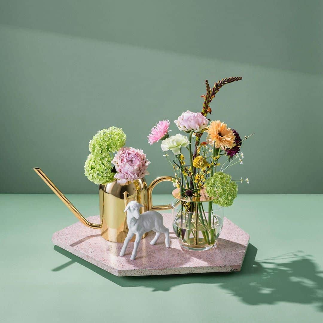 フリッツハンセンさんのインスタグラム写真 - (フリッツハンセンInstagram)「Spring blossoms in a sweet arrangement, featuring the Ikebana vase. The vase's design makes flower arranging easy.  Repost @koesterswohnkultur @prinzipalmagazin  #fritzhansen #ikebana #jaimehayon」5月25日 13時00分 - fritzhansen