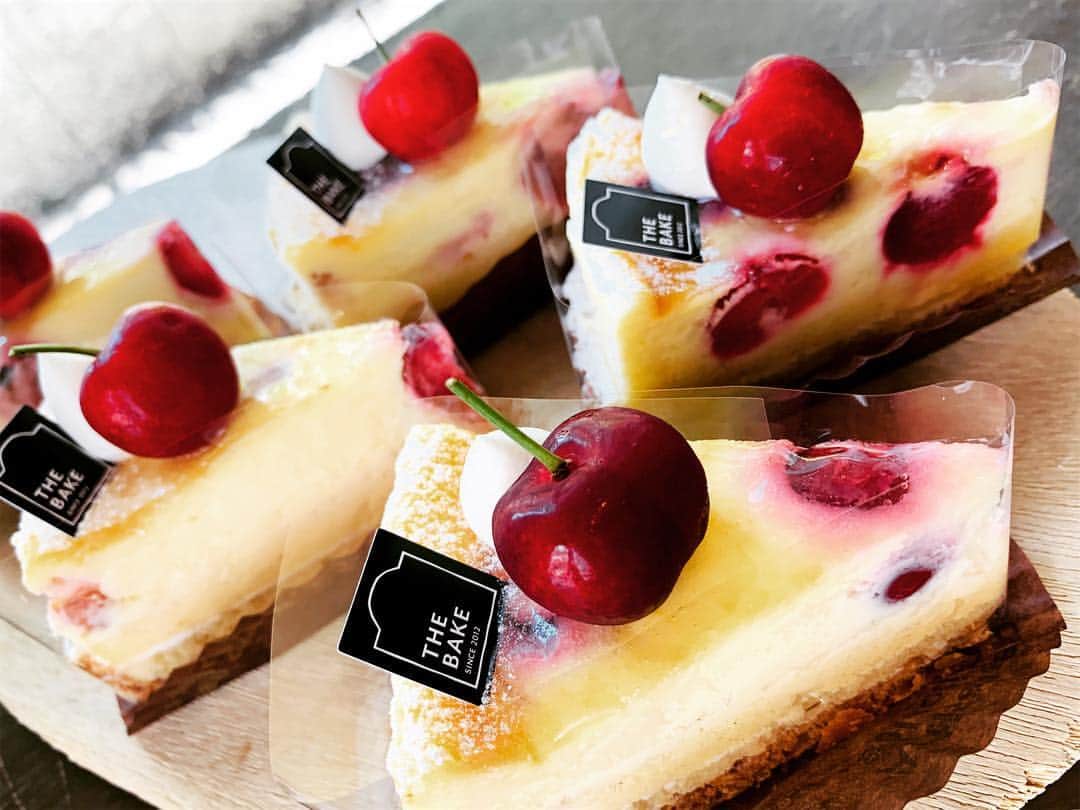 The Bakeさんのインスタグラム写真 - (The BakeInstagram)「＊マンゴータルト🥭 ＊アメリカンチェリーのクラフティ🍒  #mango #mangotart #americancherry #crafty #summer #thebake #shibuya #tokyo」5月25日 12時55分 - the_bake1121