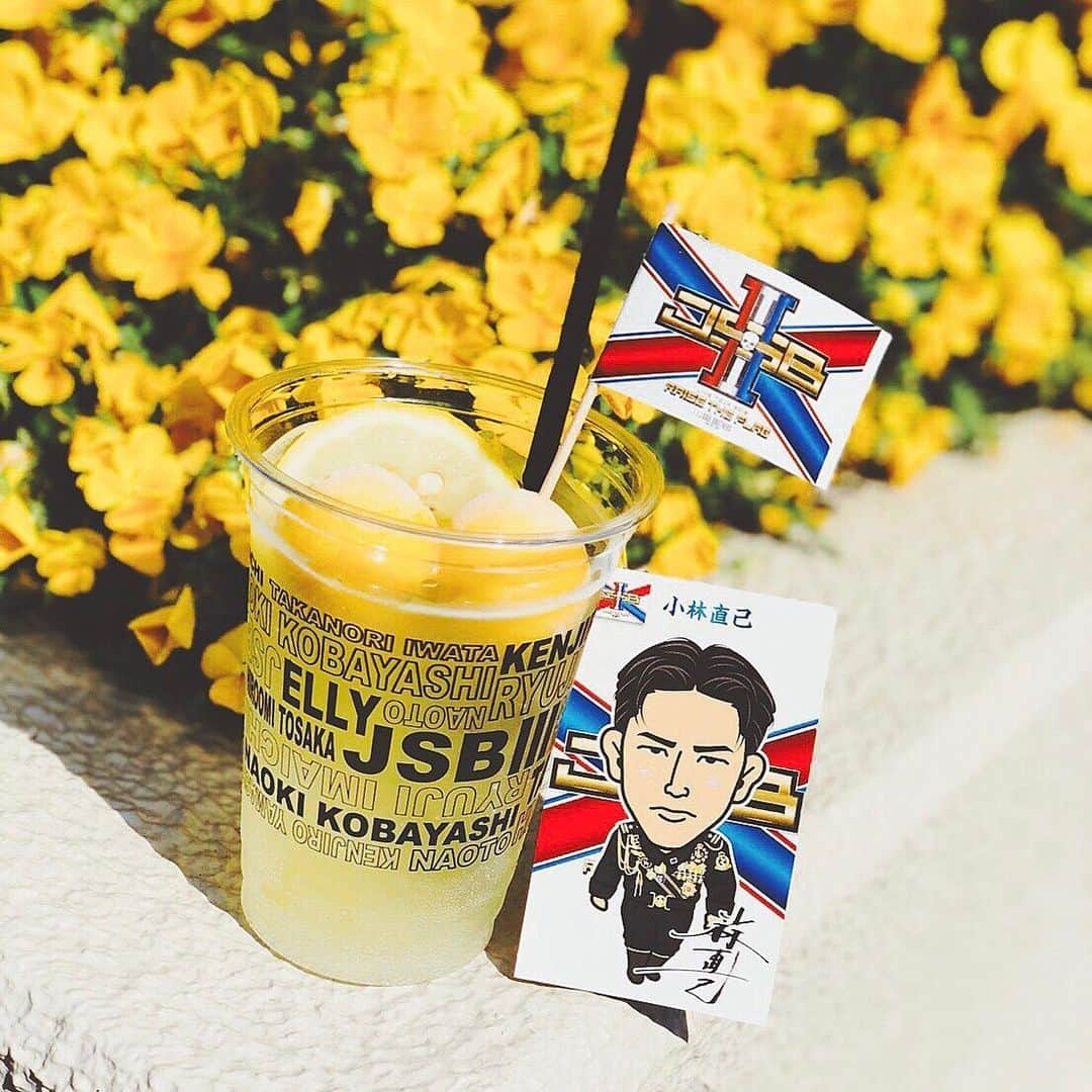 LDH kitchenさんのインスタグラム写真 - (LDH kitchenInstagram)「. 『出張居酒屋えぐざいる～RAISE THE FLAG KITCHEN～in FUKUOKA』開催中🎉‼️ . RAISE THE FLAG さぁ、掲げよう。 . 三代目 J SOUL BROTHERSの 2年ぶりとなるドームツアー💫💫 三代目 J SOUL BROTHERS LIVE TOUR 2019“RAISE THE FLAG”大阪公演にて、出張居酒屋えぐざいるとして、FOODコーナー・OKASHIコーナー・ENNICHIコーナーを展開中✨✨ . 本日はFOODコーナーからのご紹介👐 ⭐️《小林 直己》RAISE THE FLAG スカッシュ⭐️ レモンソーダにレモンスライス、レモン味のアイスを加えた、レモンづくしのドリンク🍋🥤😽 さっぱりとした味わいだから、とまらない美味しさに仕上がっています✨✨☀️ . 【FOODメニュー】 ☆FOOD 《NAOTO》NAOTOさ～んのパニーニ 800円 《山下 健二郎》Fresh Fish Burger 800円 《ELLY》食べるっしょ！RAISE THE ホットドッグ 800円 . ☆DRINK 《岩田 剛典》俺オーレ 700円 《小林 直己》RAISE THE FLAG スカッシュ700円 《今市 隆二》Lager 800円 ※未成年者の飲酒は法律で禁止されています。又、未成年者に対しては酒類を販売致しません。購入の際は顔写真付きの身分証の提示をお願い致します。 《今市 隆二》Jr.Lager 800円 ※こちらの商品はノンアルコールとなっております。 . ☆SWEETS 《登坂 広臣》RAISE THE ICE 800円 . 【OKASHIメニュー】 ★RAISE THE FLAG SET 5000円 ・選べるメンバーセット(SET限定トート用ストラップ、SET限定ネックストラップ) ・出張居酒屋えぐざいるWATER ・J.S.B.CHIPS ・RAISE THE FLAG ランチバッグ ★J.S.B.ⅢBOX(チョコサンドクッキー/バナナ味) 2500円 ★RAISE THE FLAG 楽しんで来ました★(地域限定) 1500円 ★J.S.B.ⅢTablet～ソーダ味～(全21種) 1000円 ★J.S.B.CHIPS(コンソメ味) 500円 ★出張居酒屋えぐざいるWATER 500円 ～J.S.B.Ⅲネックストラップ付～(全14種) . 【ENNICHIコーナー】 ★J.S.B.Ⅲボール ★J.S.B.Ⅲくじ ★J.S.BⅢハンマー ★J.S.B.Ⅲスロー . 【営業日時】 5/25(土)　 FOODコーナー・OKASHIコーナー・ENNICHIコーナー 販売開始：10：00～17：00(終演後1時間程度) . 5/26(日)  FOODコーナー・OKASHIコーナー・ENNICHIコーナー 販売開始：9：00～16：00(終演後1時間程度) . 【場所】 福岡 福岡ヤフオク！ドーム 場外出張居酒屋えぐざいるブース . 【 注意事項 】 ●商品には数に限りがございますので、無くなる場合がございます。 ●食品は、手洗いを充分にしてからお早めにお召し上がり下さい。 ●アルコール飲料をご購入の方は、FOODコーナーにて顔写真付き身分証明書のご提示をお願い致します。 [パスポート、運転免許証、住民基本台帳カード・個人番号カード(マイナンバーカード)・外国人登録証・障碍者手帳・在留カード(全て要顔写真付き)] ※コピー不可 顔写真付き身分証明書をお忘れになった場合は、アルコール飲料のご購入はできませんので、あらかじめご了承ください。 ●荒天等の場合、営業を中断、中止する場合がございます。 ●営業時間は、混雑状況や天候等により、予告無く変更する場合がございます。 ●基本、屋外となります。気温の変化が激しい季節となりますので、体調にはくれぐれもお気をつけいただき、お越し下さいませ。 . ※上記の注意事項、予めご了承ください。 ※その他会場は未定となっております。 . #三代目JSOULBROTHERS #RAISETHEFLAG #RTF #EXILETRIBE #出張居酒屋えぐざいる #LDHkitchen #福岡 #FUKUOKA #福岡ヤフオクドーム #ドーム #わくわくが止まらない #RAISETHEFLAGスカッシュ」5月25日 12時59分 - ldhkitchen_official