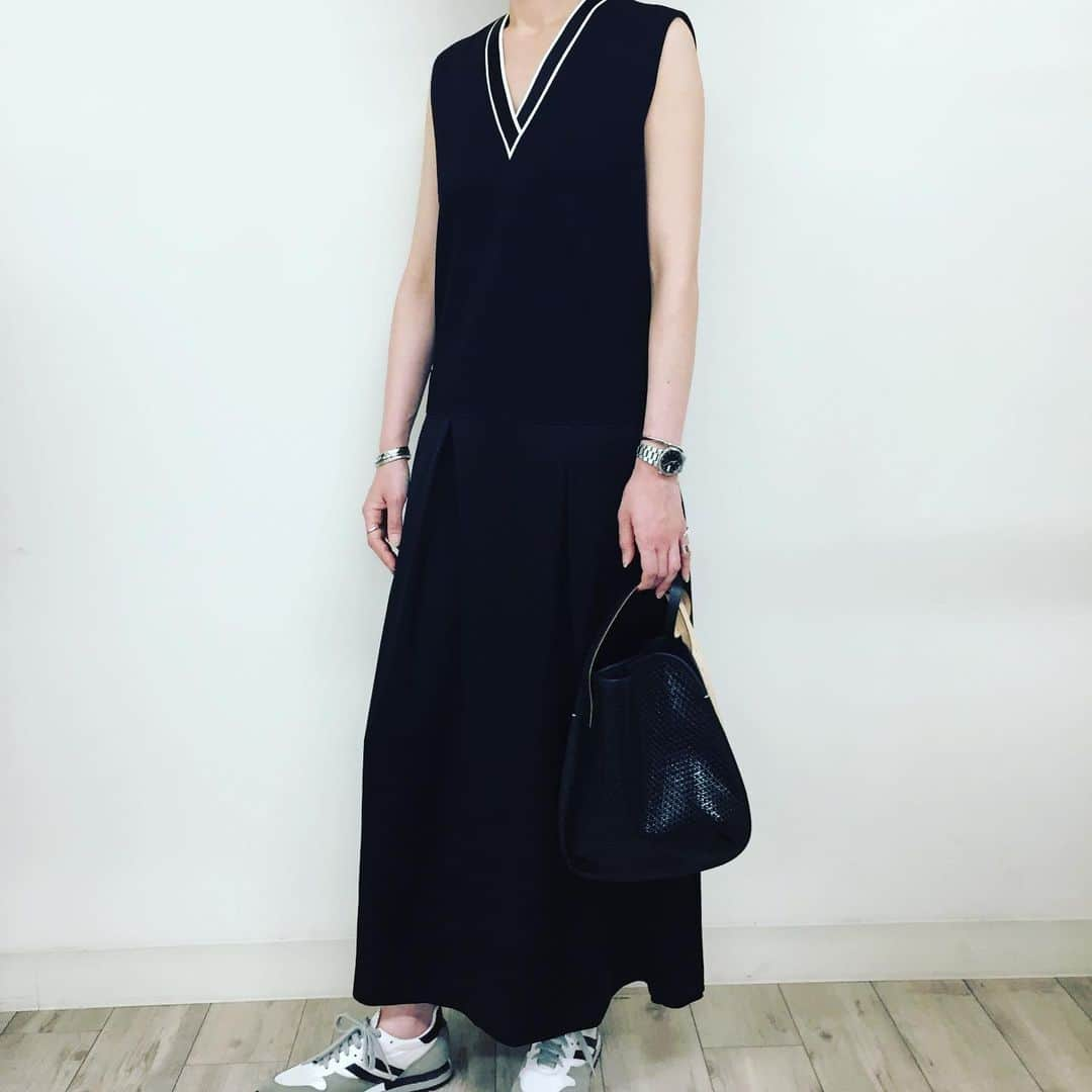 シシさんのインスタグラム写真 - (シシInstagram)「#sisii #kobe #instagood #instamood #instafashion #fashion #outfit #snapshot #dress #thereracs #reracs #bag #marrow_japan #大人コーデ #スニーカー女子 #大人カジュアル #おしゃれさんと繋がりたい #おしゃれ女子 #リラクス #monotone #お洒落さんと繋がりたい #スタッフコーデ」5月25日 13時04分 - sisii.japan