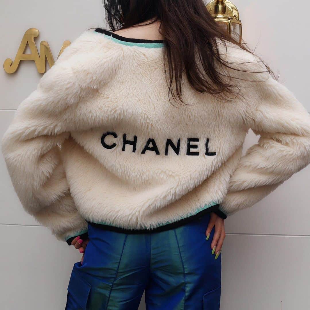 Vintage Brand Boutique AMOREさんのインスタグラム写真 - (Vintage Brand Boutique AMOREInstagram)「Sold out +++ Rare find 🔥🔥 Vintage Chanel logo alpaca fur jacket. Size 38, from 1994.▶︎Free Shipping Worldwide✈️ ≫≫≫ DM for more information 📩 info@amorevintagetokyo.com #AMOREvintage #AMORETOKYO #tokyo #Omotesando #Aoyama #harajuku #vintage #vintageshop #ヴィンテージ #ヴィンテージショップ #アモーレ #アモーレトーキョー #表参道 #青山 #原宿#東京 #chanel #chanelvintage #vintagechanel #ヴィンテージ #シャネル #ヴィンテージシャネル #amorewardrobe #アモーレワードローブ」5月25日 13時05分 - amore_tokyo