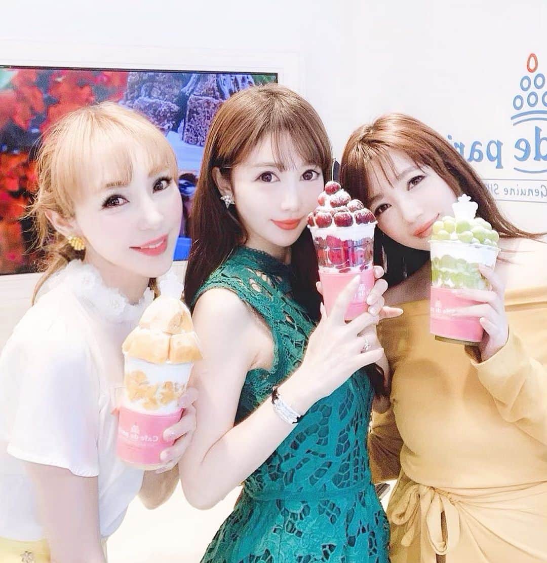 関有美子のインスタグラム：「😋😋😋😋😋 . . 大好きな2人と💕 六本木ヒルズのクモさんの横に リニューアルオープンした 韓国で大人気 #ボンボン 💕 カフェ ド パリ🌸 . . . 大好きなアメリカンチェリーのボンボン！可愛いし美味しい😍 以前韓国旅行した時も 明洞で わざわざカフェドパリ行った位 大好きです😘 フルーツたっぷりで 甘すぎないから食べれちゃいます。 次はマスカットボンボン食べる予定です😍 . . オススメのカフェありますか？ . .  #六本木ヒルズ#カフェドパリ#フルーツボンボン#マスカットボンボン#マンゴーボンボン#チェリーボンボン#明洞#韓国#韓国スイーツ#スイーツ#六本木カフェ#japanesegirl#japan#roppongi」
