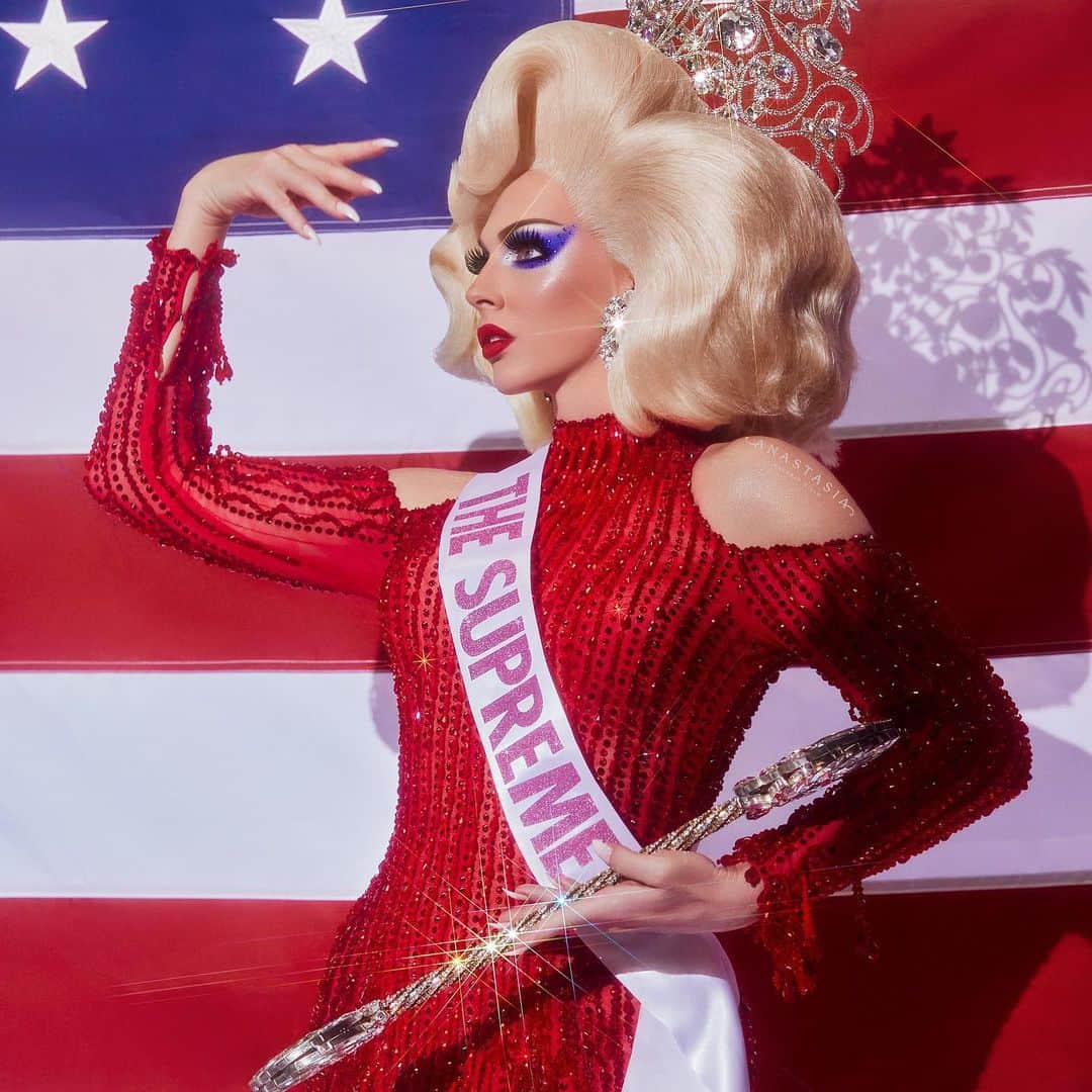 Anastasia Beverly Hillsさんのインスタグラム写真 - (Anastasia Beverly HillsInstagram)「Representing Mesquite Texas the ravishing @alyssaedwards_1 👑 wearing the #abhxalyssaedwards palette which we will be available at our booth at @rupaulsdragcon this weekend. Booth # 443」5月25日 13時12分 - anastasiabeverlyhills