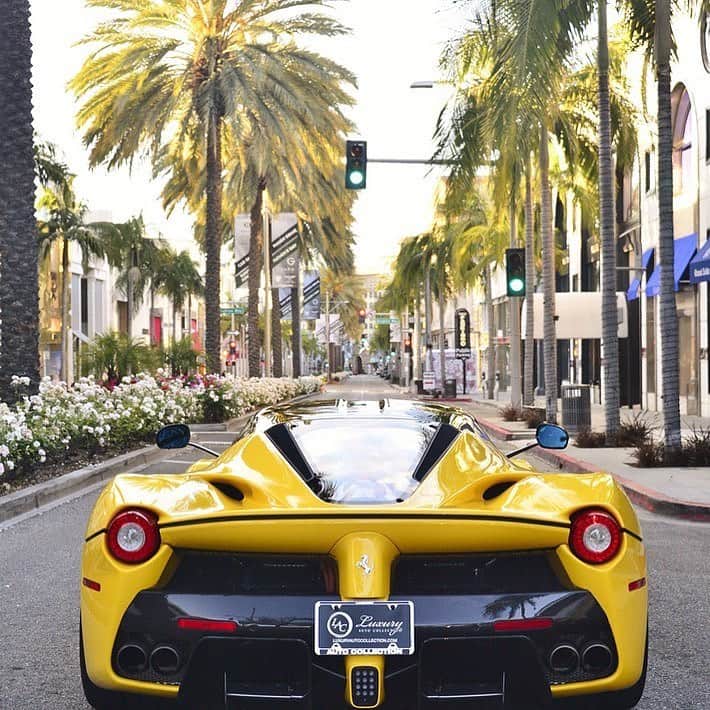 CARLiFESTYLEさんのインスタグラム写真 - (CARLiFESTYLEInstagram)「LaFerrari. No cops no traffic. What would you do? Owner @wiresonly | make sure to check him out! @wiresonly #carlifestyle #LaFerrari 📸 @supercarfocusdotcom」5月25日 13時14分 - carlifestyle