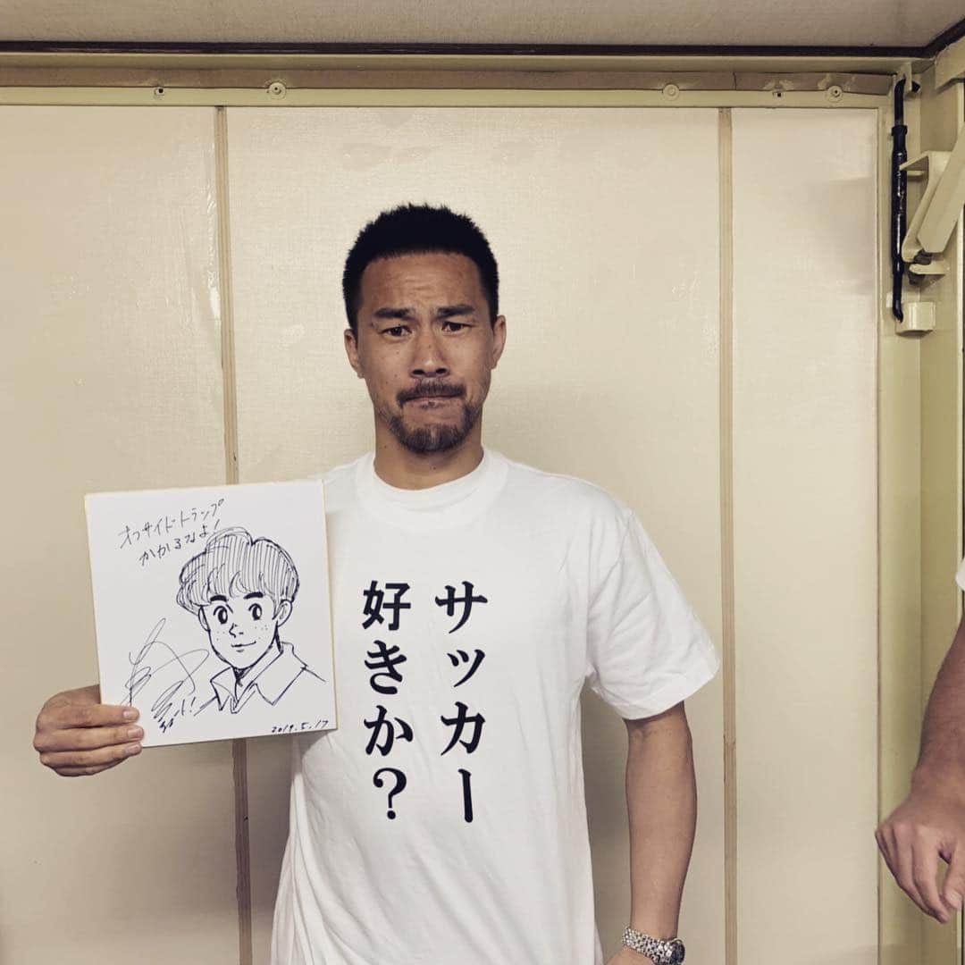 岡崎慎司のインスタグラム：「漫画「シュート」は僕の大好きな漫画です。そのシュートの作者である大島司先生に先日食事に行かせていただきました。😊 たくさん話をさせていただき、なぜシュートという漫画が出来たか分かった気がします。 大好きな漫画の世界に触れられて幸せでした。大島先生含め周りの方も大好きになりました。 最後にサッカー好きか？Tシャツと好きなキャラクターを描いていただけました。 新田君は予想外みたいでした。笑 #オフサイドトラップ職人#小さな巨人#努力の天才#この人なしでは掛川の優勝はなかった#影の支配者」