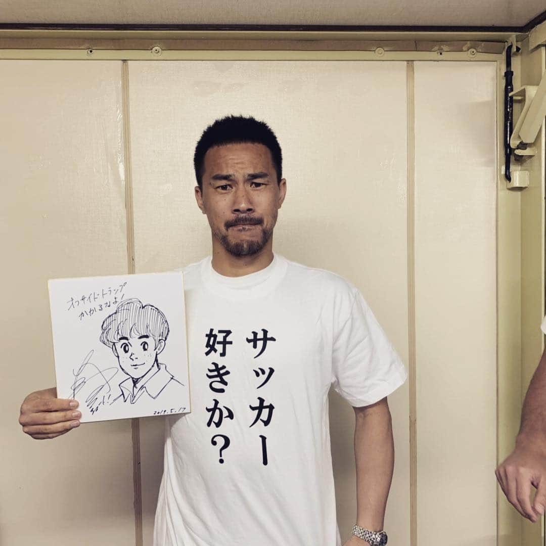 岡崎慎司さんのインスタグラム写真 - (岡崎慎司Instagram)「漫画「シュート」は僕の大好きな漫画です。そのシュートの作者である大島司先生に先日食事に行かせていただきました。😊 たくさん話をさせていただき、なぜシュートという漫画が出来たか分かった気がします。 大好きな漫画の世界に触れられて幸せでした。大島先生含め周りの方も大好きになりました。 最後にサッカー好きか？Tシャツと好きなキャラクターを描いていただけました。 新田君は予想外みたいでした。笑 #オフサイドトラップ職人#小さな巨人#努力の天才#この人なしでは掛川の優勝はなかった#影の支配者」5月25日 13時15分 - shinjiokazaki_official