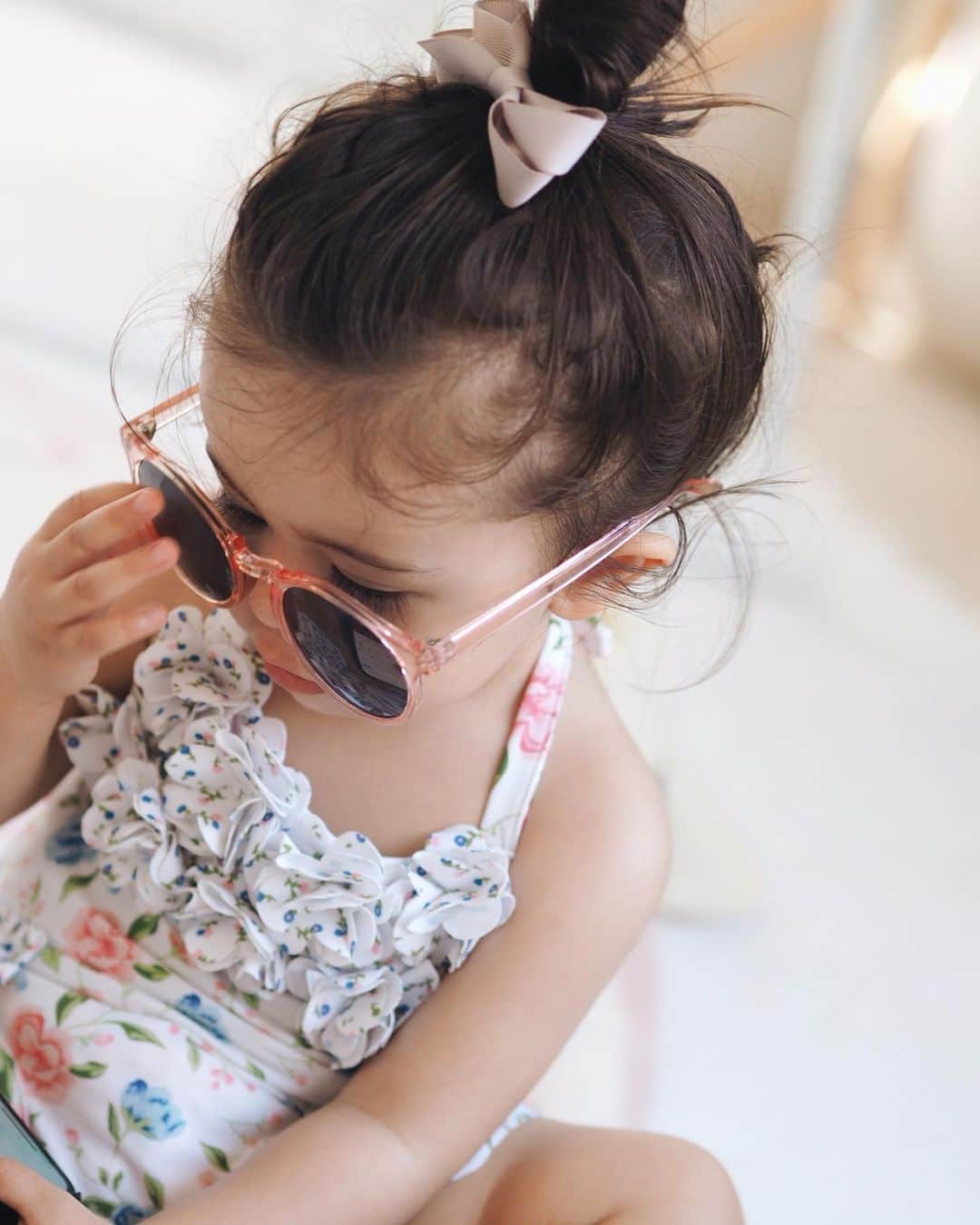 のインスタグラム：「Perfect day for the pool debut♡ Her first swim wear and sunglasses😎 . . . バタバタだっだ2週間が終わって ようやく週末ー🙌✨ しかも快晴🌞夏日和♡プール日和♡ . やんちゃMiaの初水着は @cunaselect のMud Pieのもの🏵 . 胸もとのお花や腰のラッフルが大人顔負けに可愛くて そしてこの形はなんと言っても着せやすい🙌♡ . 肩ひももポチっとスナップでとめるだけなので 頭からかぶるのが大嫌いなMiaでも余裕🙏 . 着替えで機嫌を損ねないの大事😂 . . ▶︎▶︎▶︎背中のうぶげ好き♡ . #pooldebut #プールデビュー #ベビー水着 #babyswimwear #クーナセレクト #cunaselect #cunaselectlife #クーナセレクトライフ #mudpie #生後15ヶ月 #1歳3ヶ月 #たれ眉 #miababyliving #miababyliving_hair」