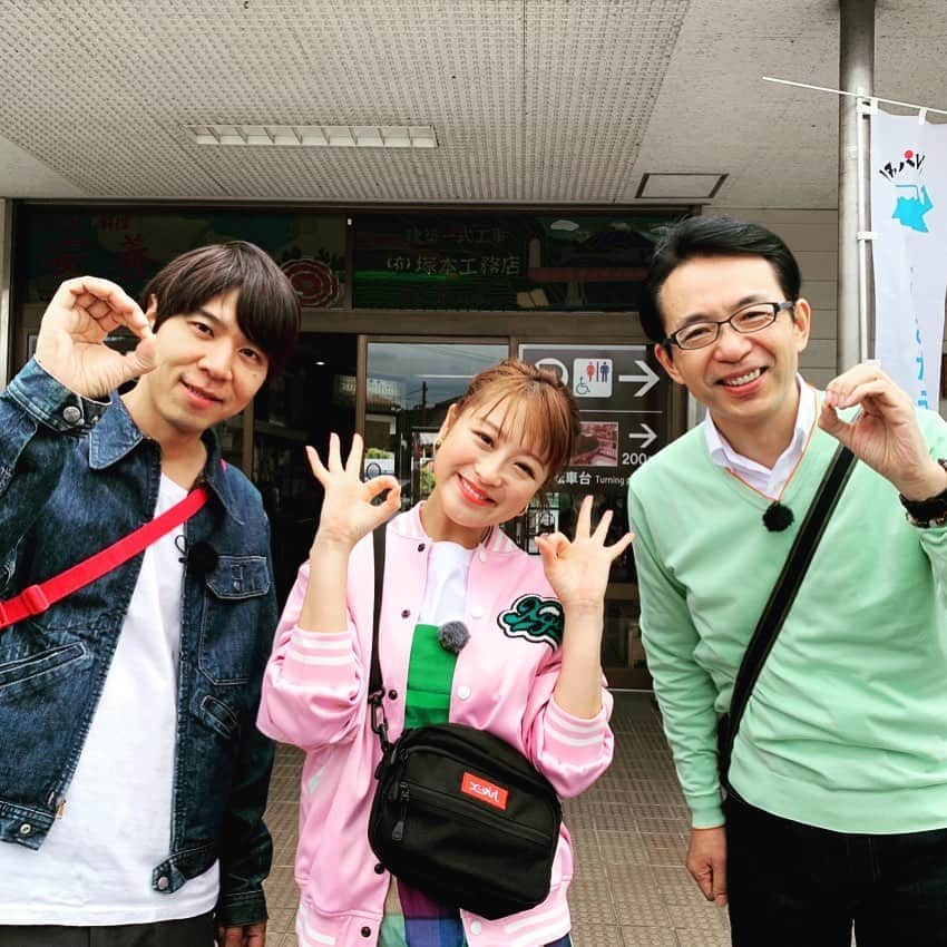 テレビ東京「土曜スペシャル」さんのインスタグラム写真 - (テレビ東京「土曜スペシャル」Instagram)「. 列車には乗らずに沿線をひたすら歩く旅！ スタート地点の新金谷駅では、まだまだ元気いっぱい！ しかし…このあと様々な試練が3人を襲う！ その全貌は今夜6時3０分からの#土曜スペシャル #鉄道沿線ひたすら歩き旅５ で！  #テレビ東京 #大井川鐵道 #土曜スペシャル #鉄道沿線 #鉄道ファン #新金谷駅 #絶景 #列車 #ローカル鉄道 #秘境 #福澤朗 #鈴木奈々 #ロッチ #コカド」5月25日 13時16分 - tvtokyo_dosupe